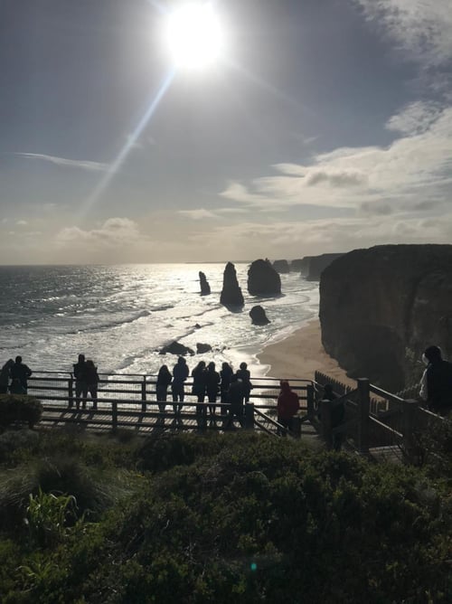 12 Apóstoles en Australia con personas en mirador