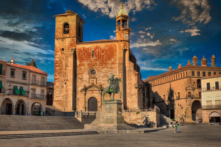 6. - Plaza Mayor de Trujillo y Monumento a Pizarro