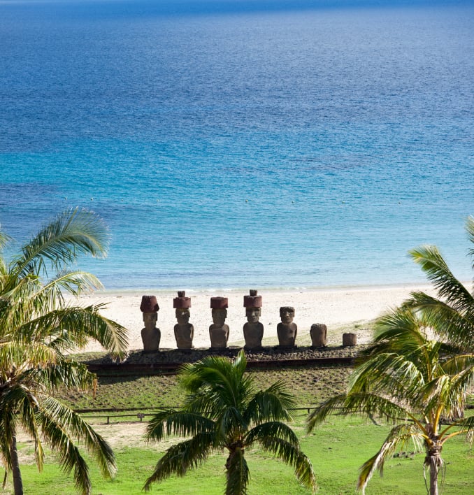 Ahu con moáis en playa Anakena en un viaje a Isla de Pascua