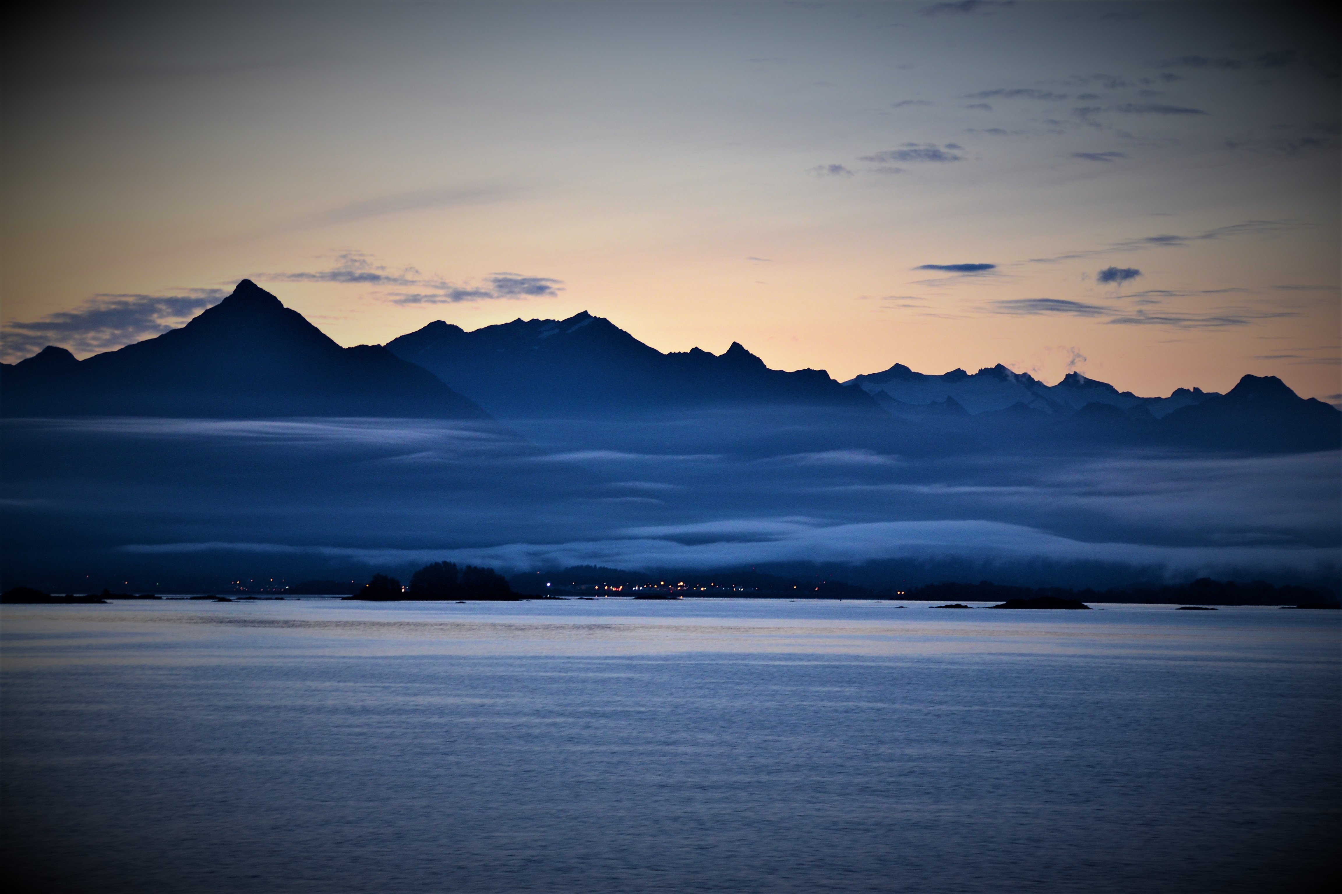 Amanecer a bordo de un crucero por Alaska