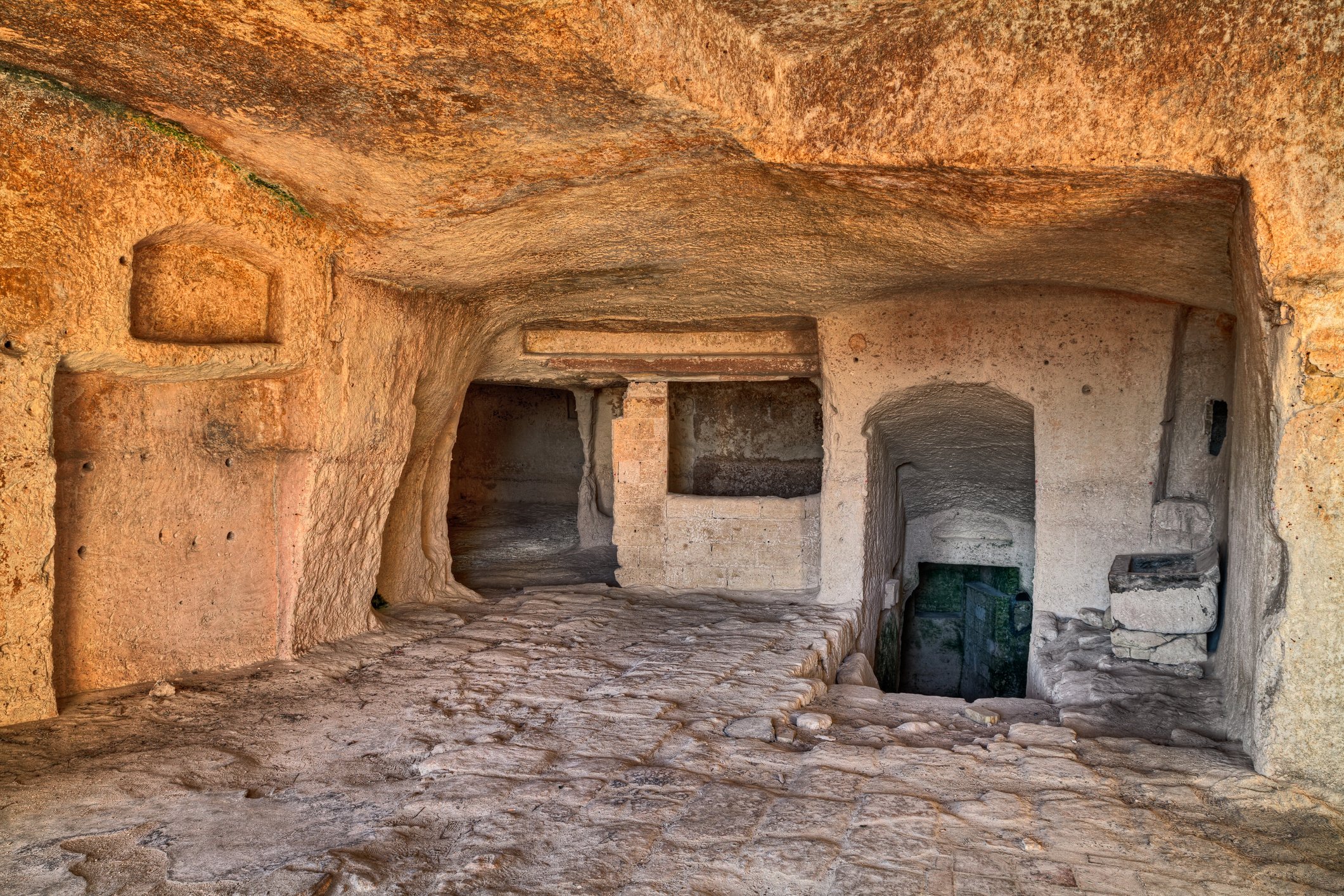 Antigua casa en la roca en Matera, Puglia, viaje a Italia