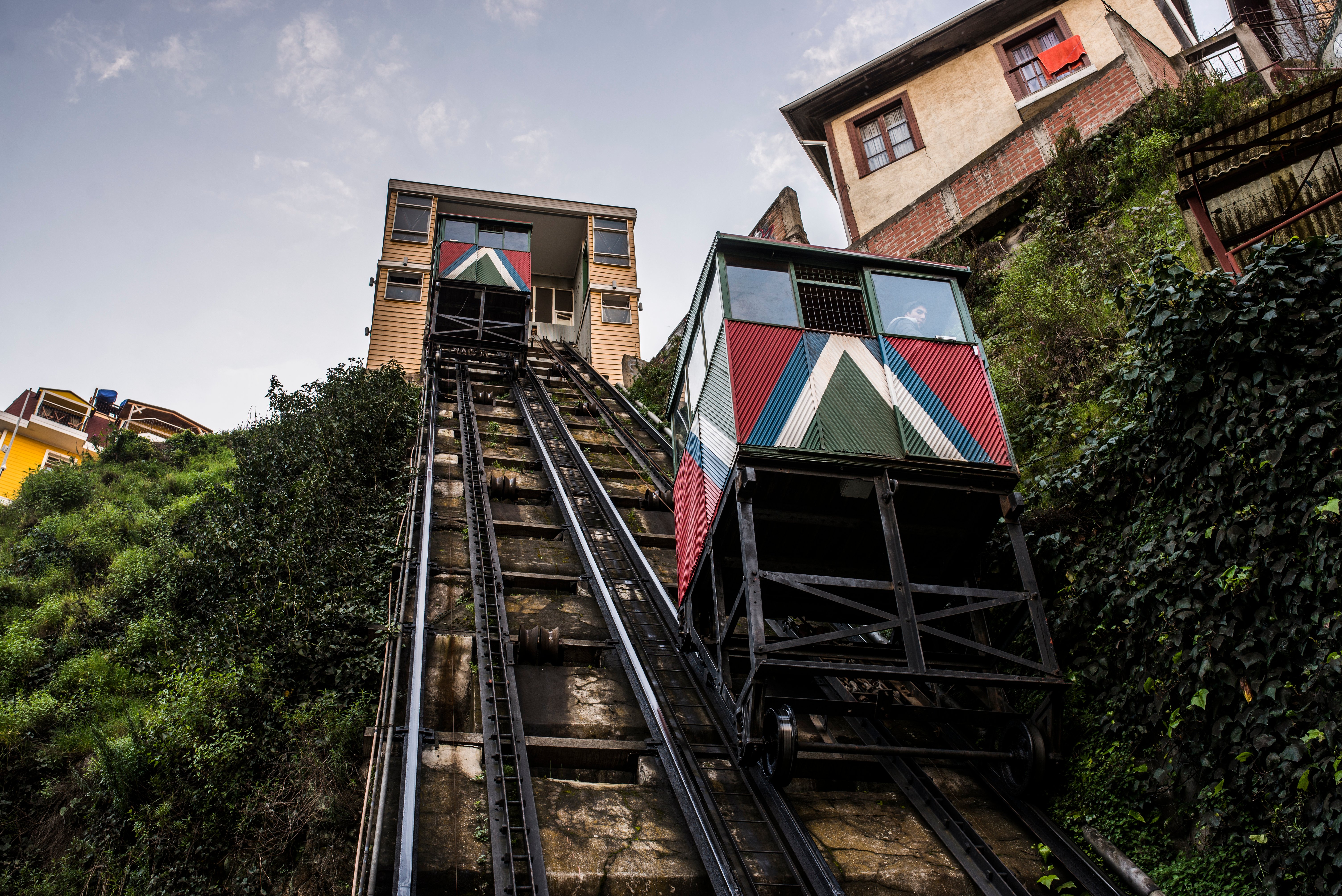 Ascensor de Valparaíso subiendo por los rieles