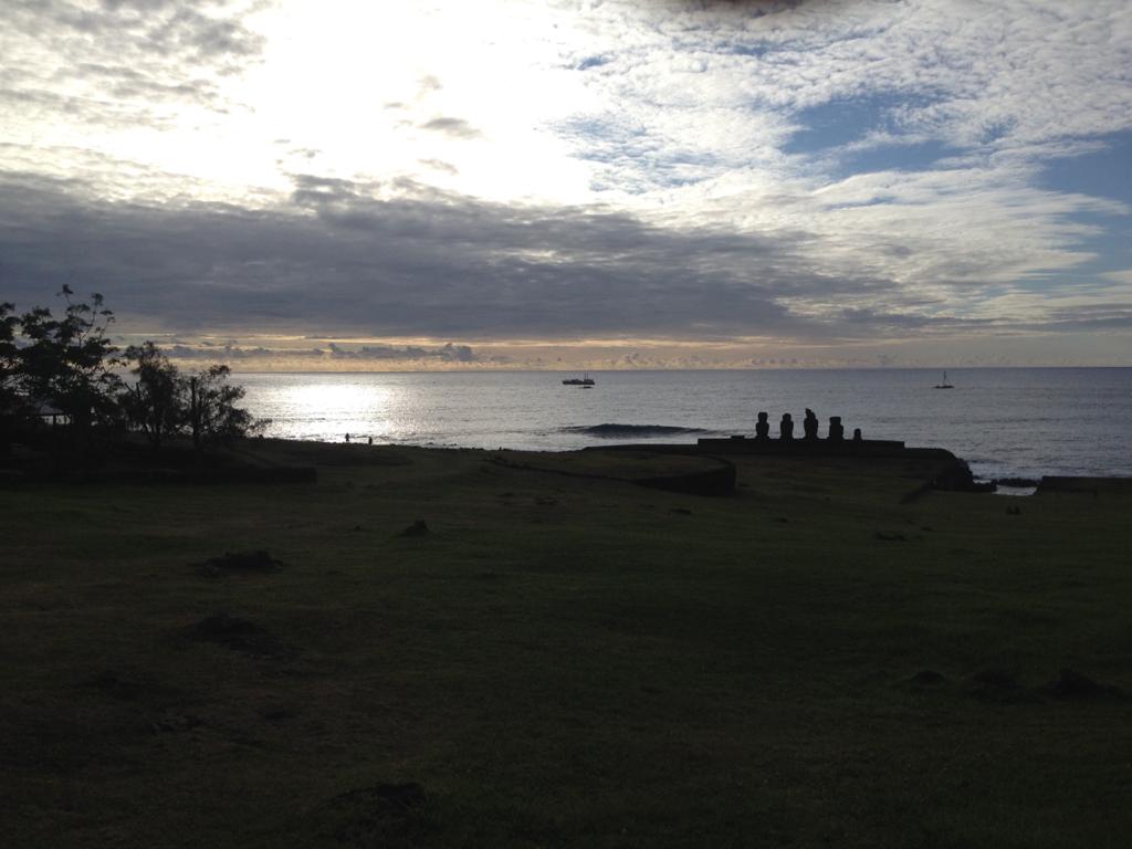 Atardecer en Ahu Tahai en un viaje a Isla de Pascua