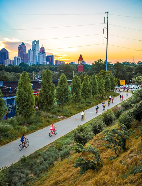 Atlanta Eastside BeltLine con el skyline de la ciudad