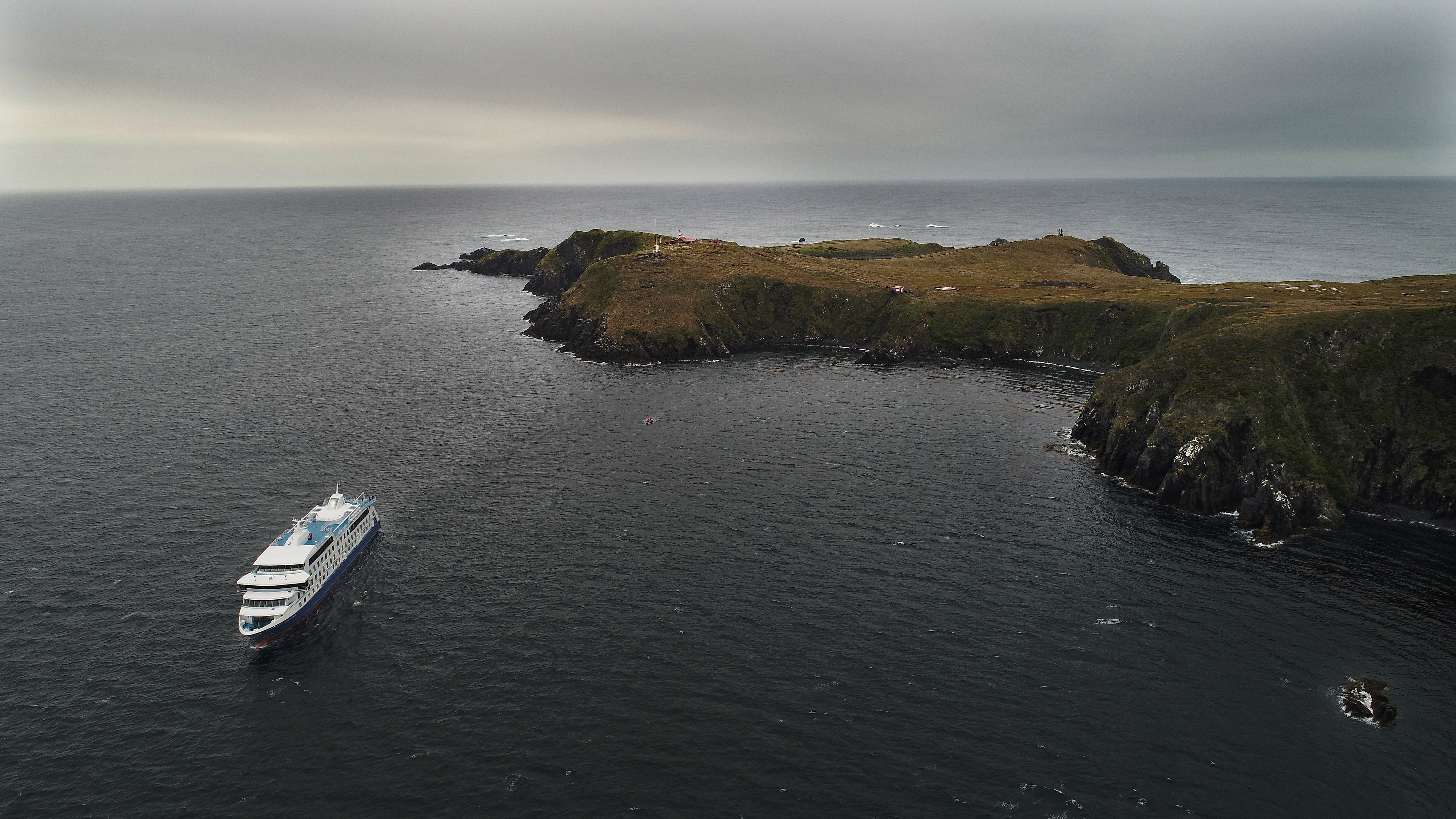 Foto aérea de un crucero Australis en Cabo de Hornos