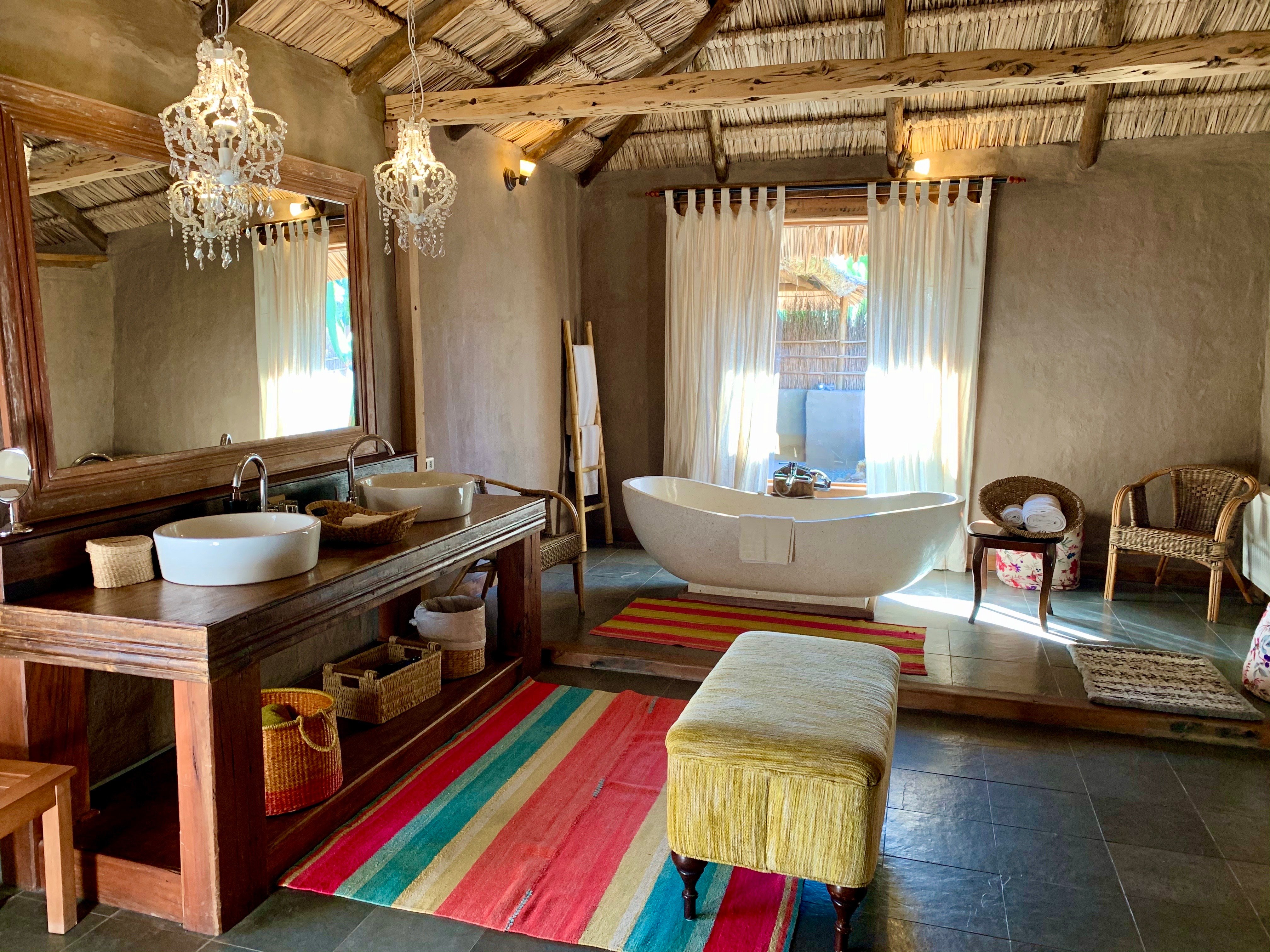 Baño habitación del Hotel Wara en el desierto de Atacama