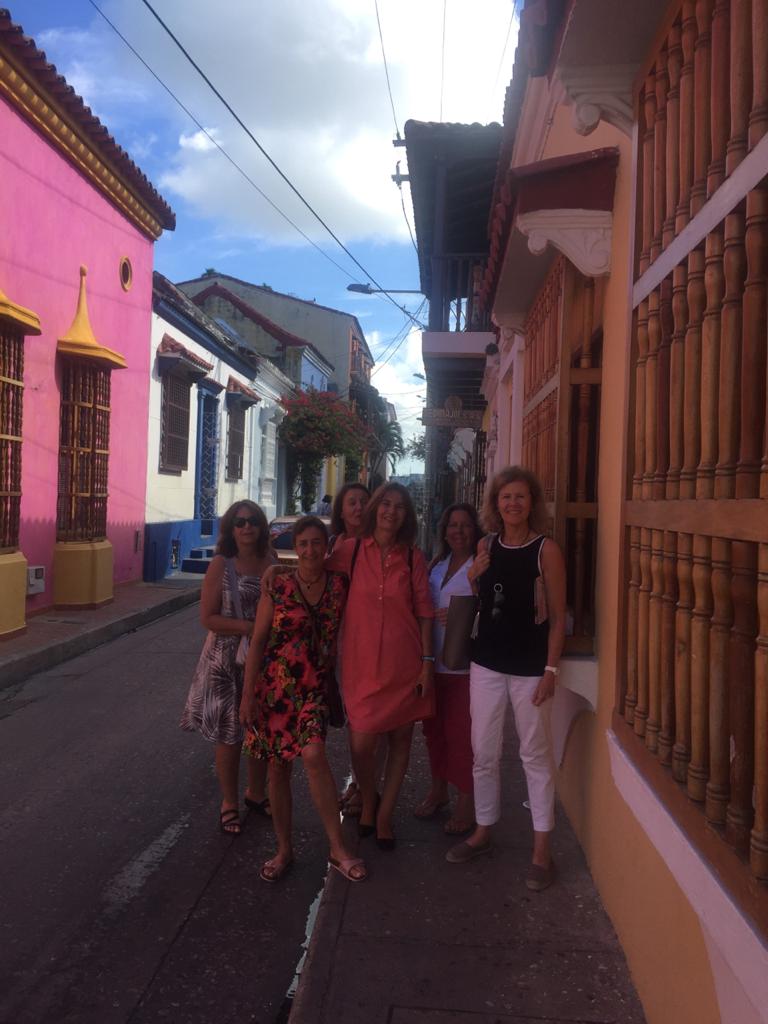 Amigas paseando por el Barrio de Getsemaní en Cartagena de Indias, Colombia