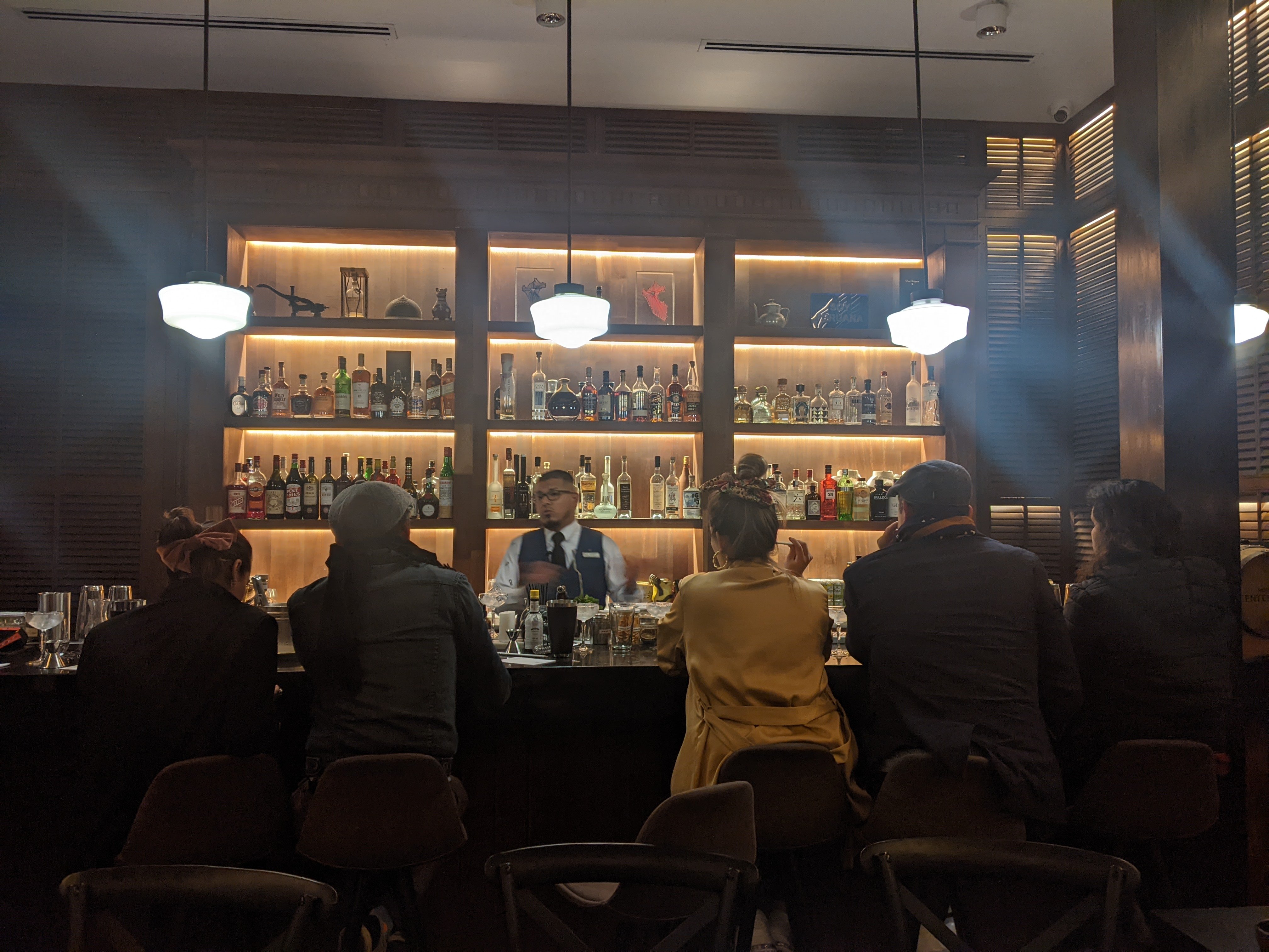 Cócteles en bar del Hotel B en Lima, viaje a Perú