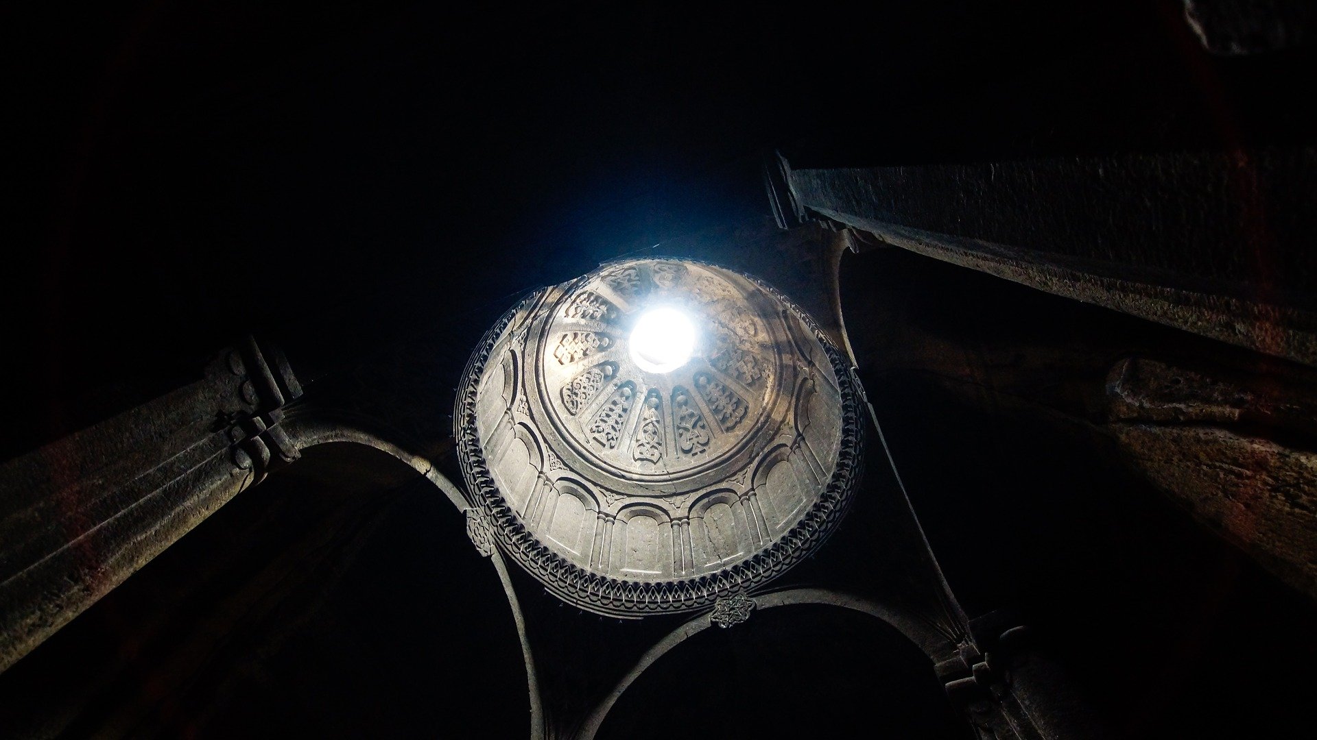 Cúpula del Monasterio de Geghard en un viaje a Armenia