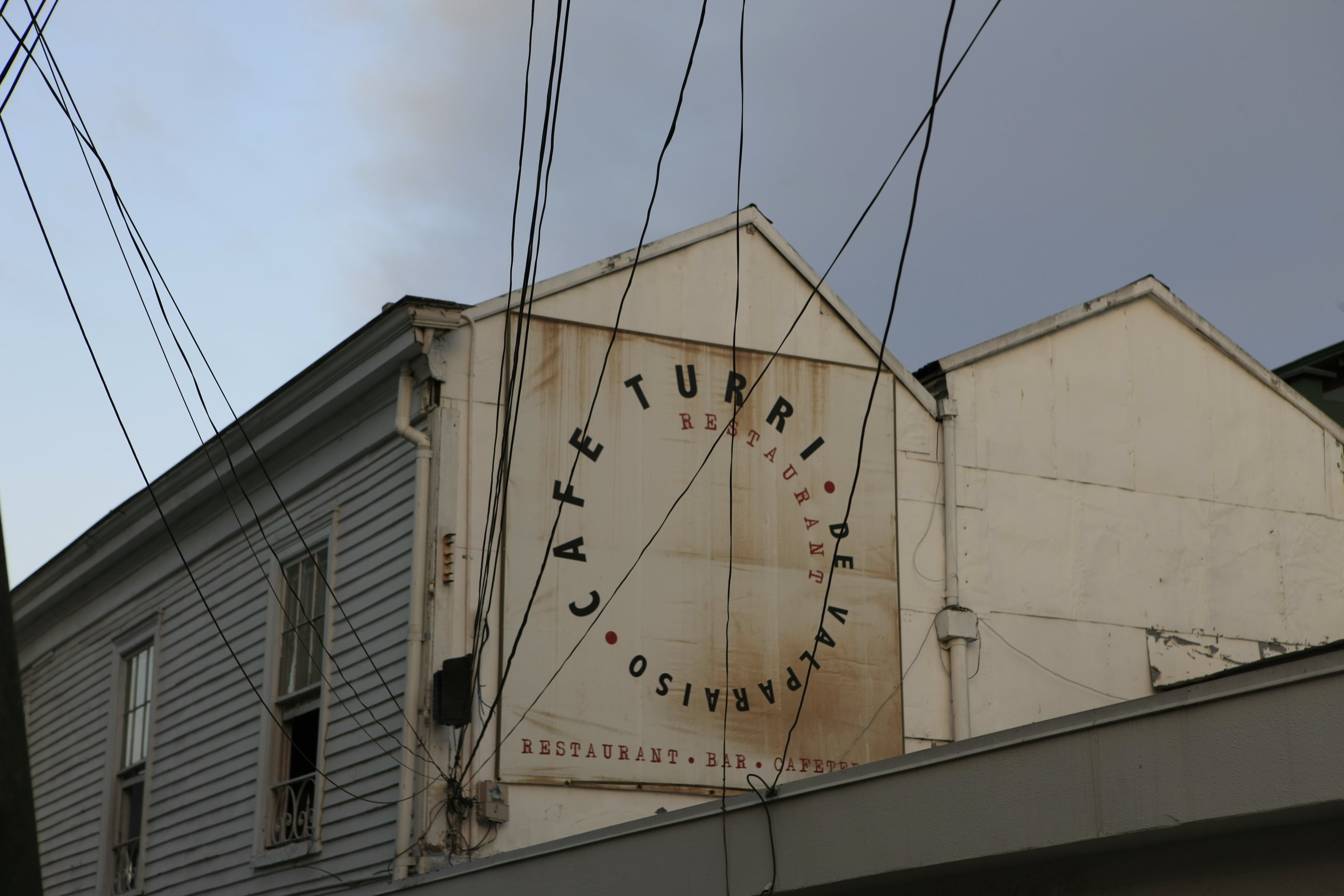Edificio del Café Turri en Valparaíso con nombre y logo