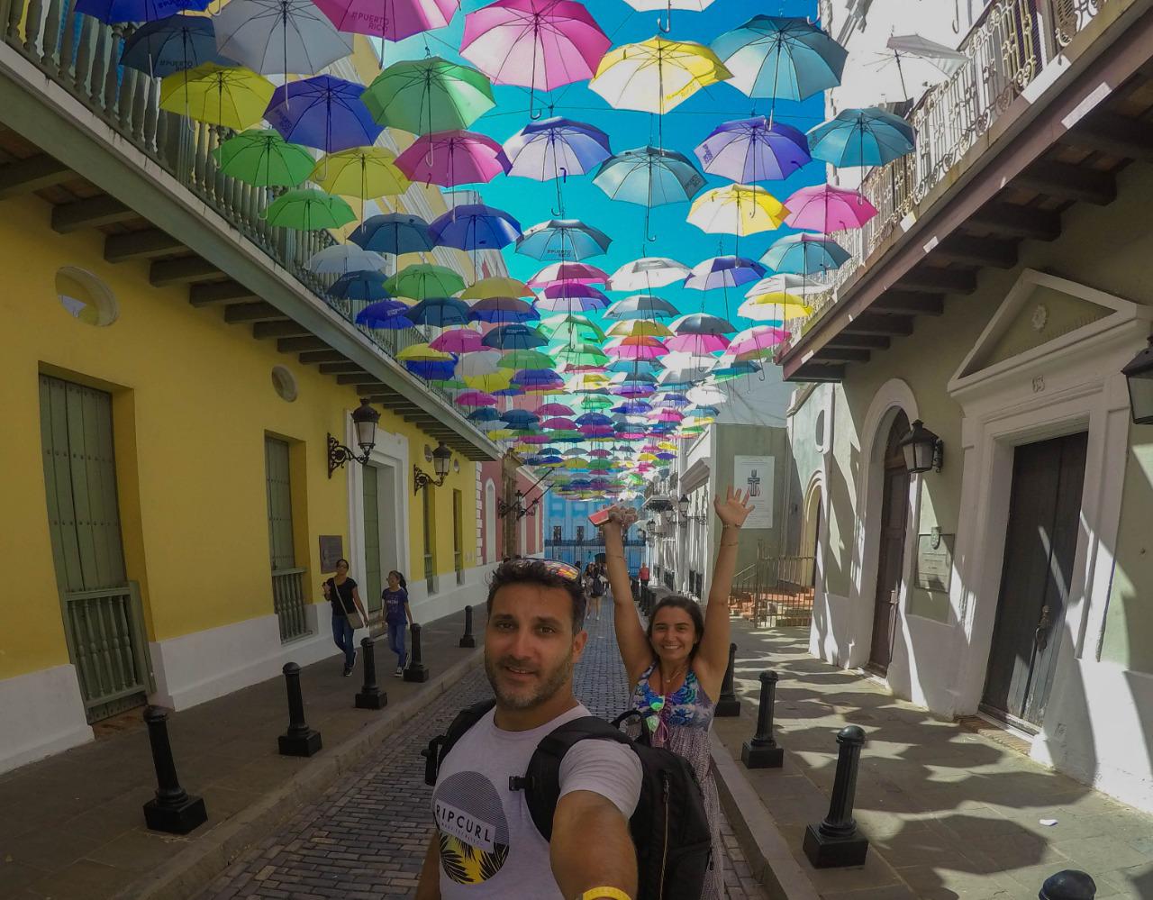 Dos personas tomando una selfie en Calle Los Paraguas en San Juan de Puerto Rico