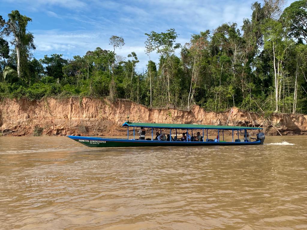Canoa navegando en la selva amazónica de Perú