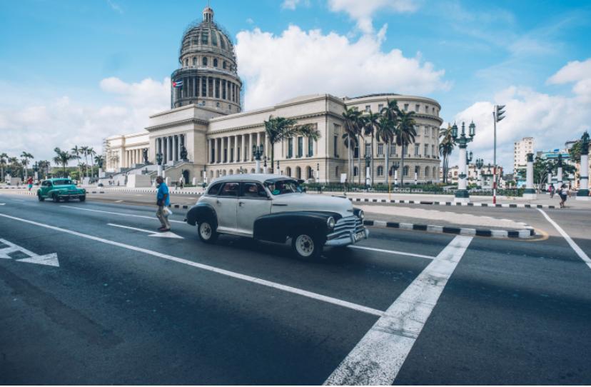Capitolio Nacional de Cuba con un auto elegante en la calle