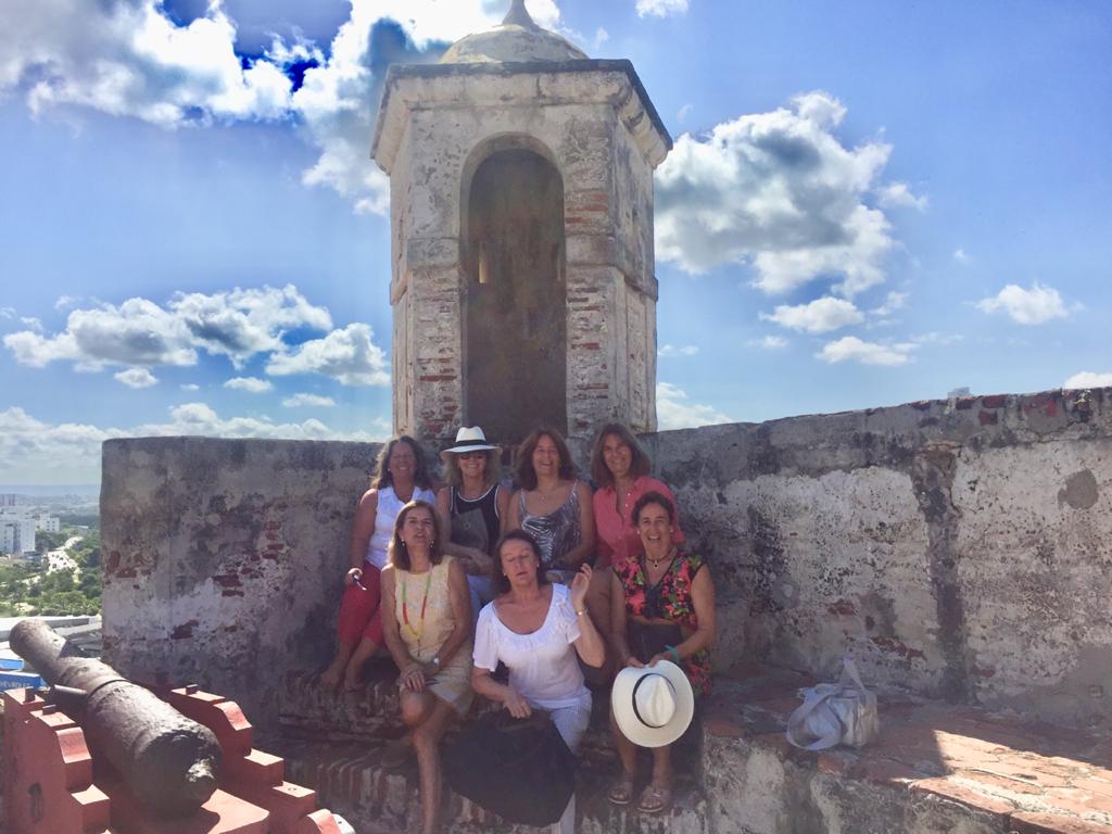 Grupo de amigas en Castillo San Felipe de Barajas en Cartagena de Indias, Colombia-1
