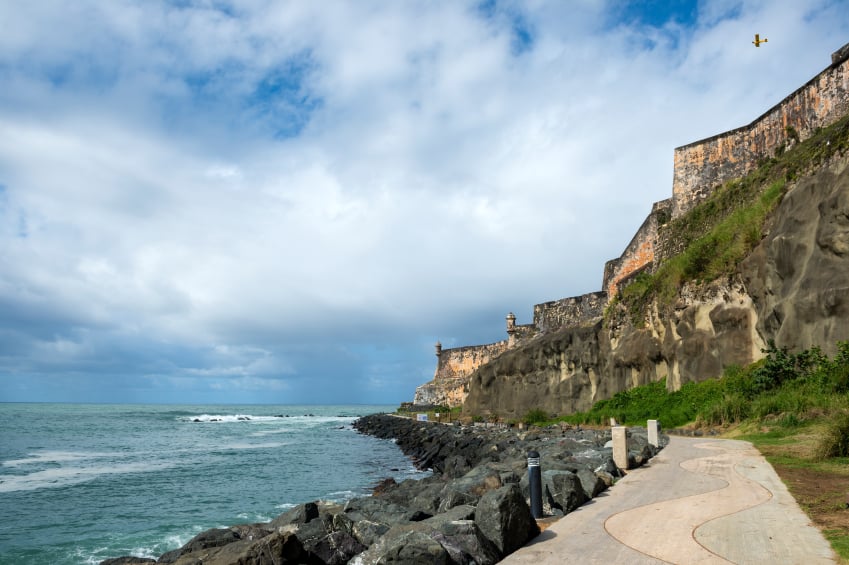 Caminata por los muros del Castillo San Felipe del Morro en San Juan de Puerto Rico
