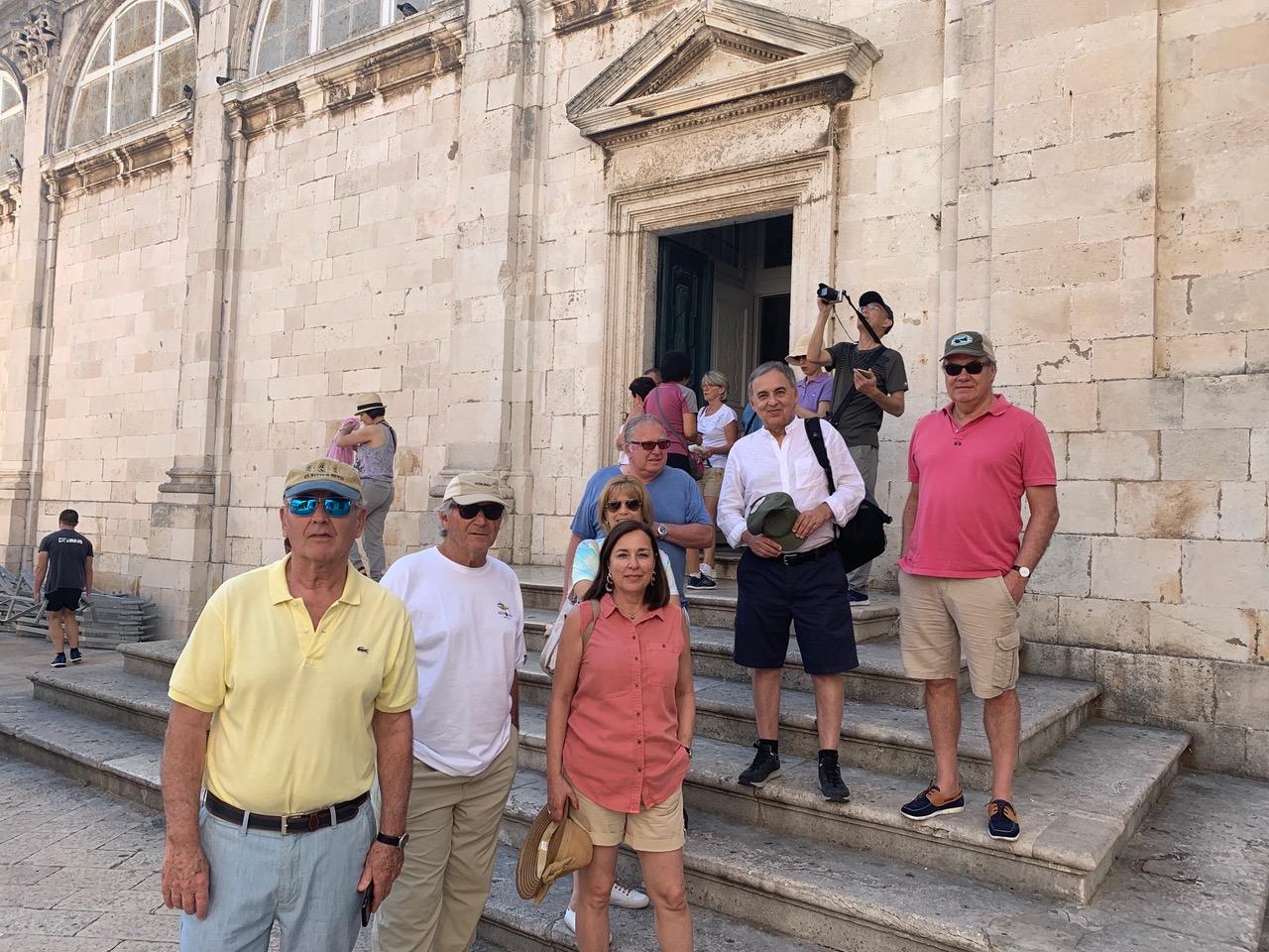Viaje en grupo frente a la catedral de Dubrovnik