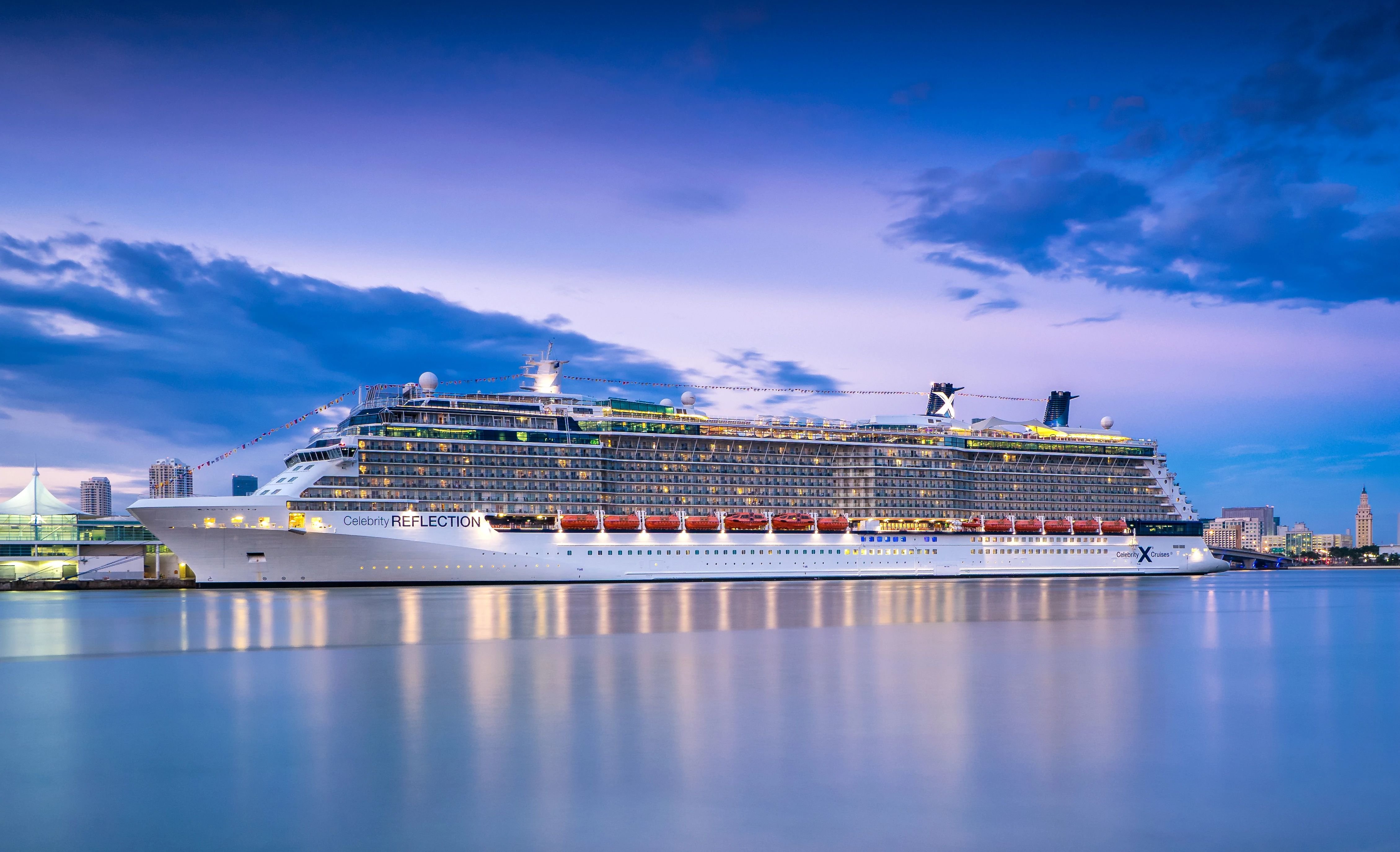 Celebrity Reflection de noche, crucero por el Caribe
