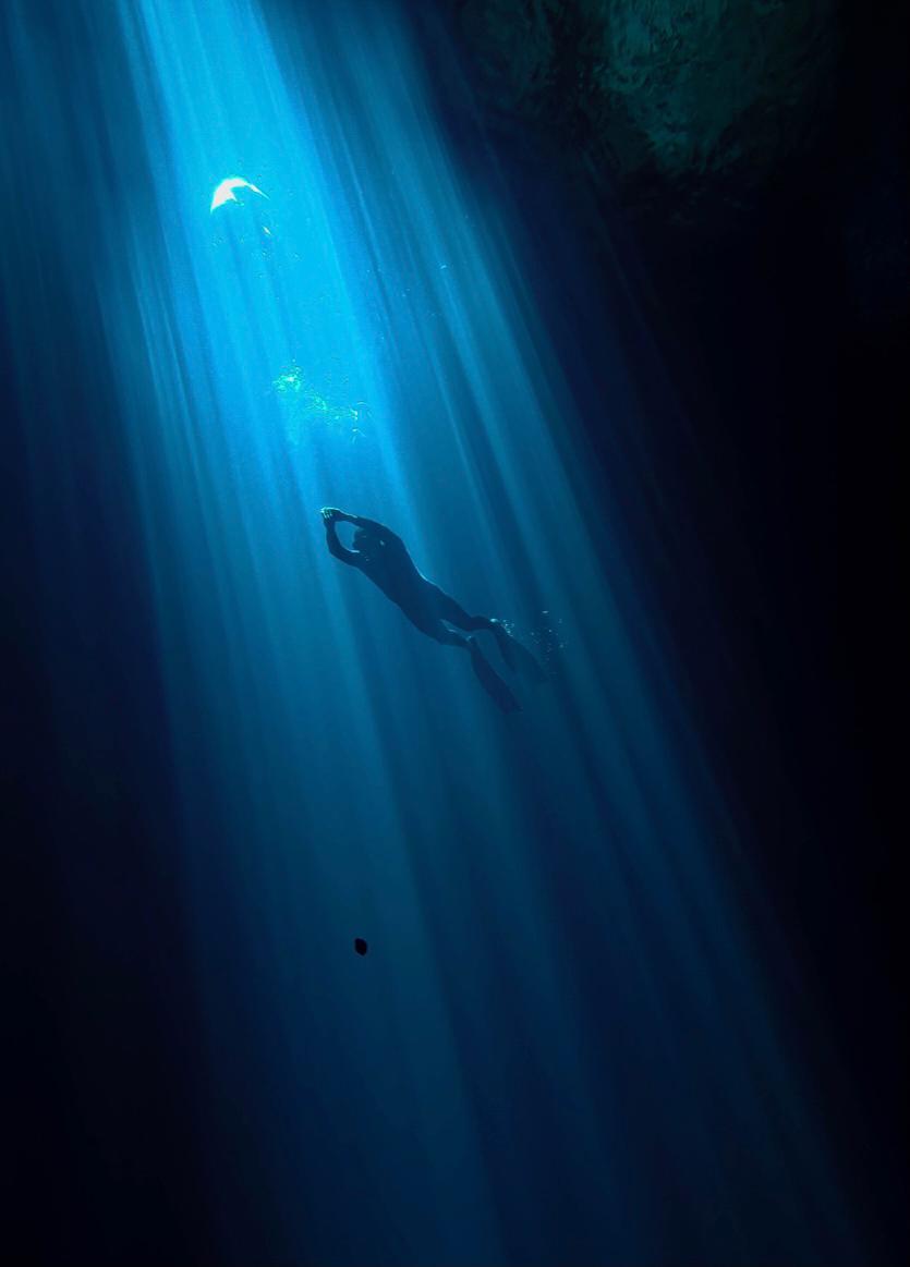 Persona nadando en un cenote en Riviera Maya, México