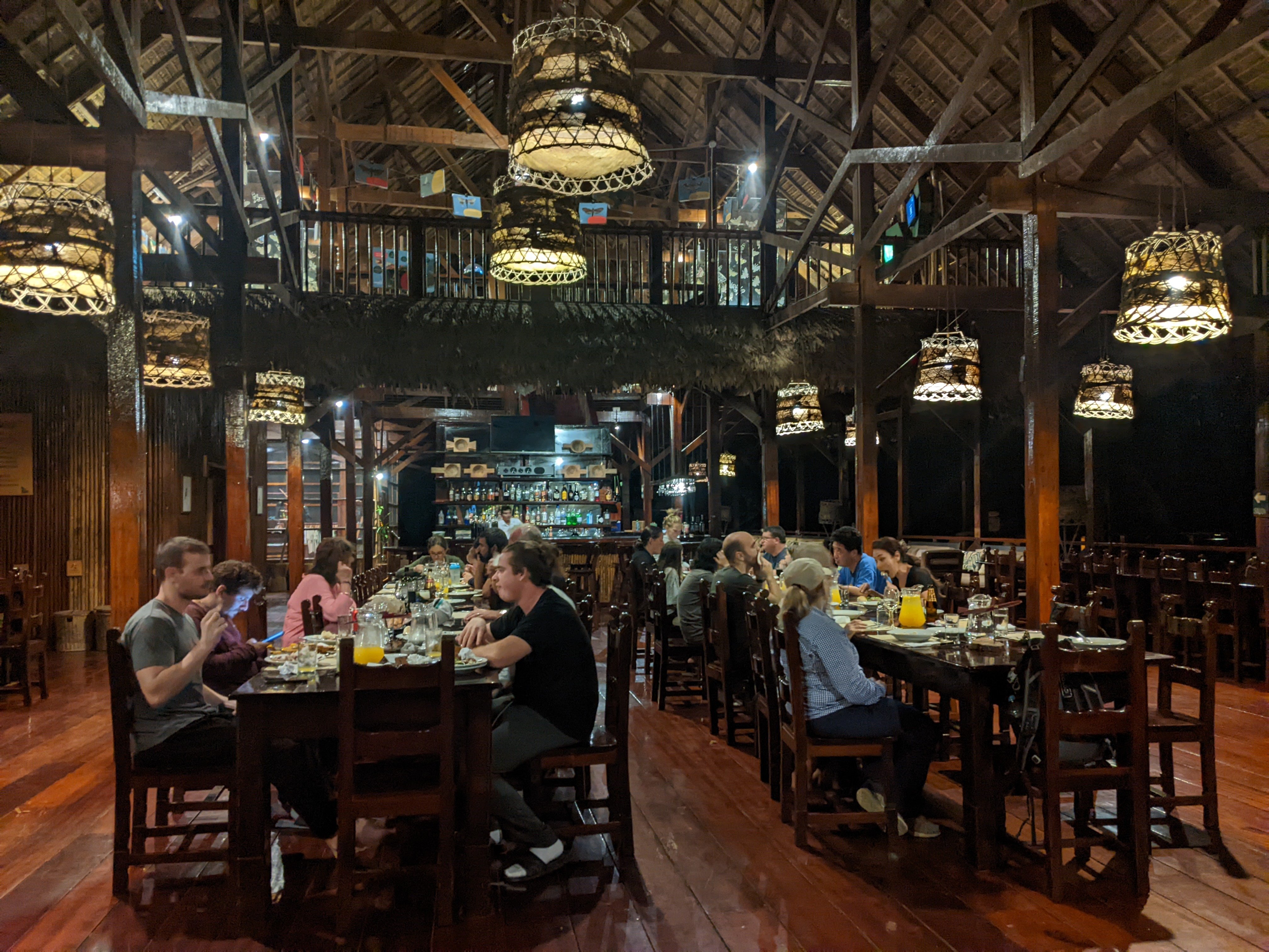 Comedor de Refugio Amazonas en selva peruana