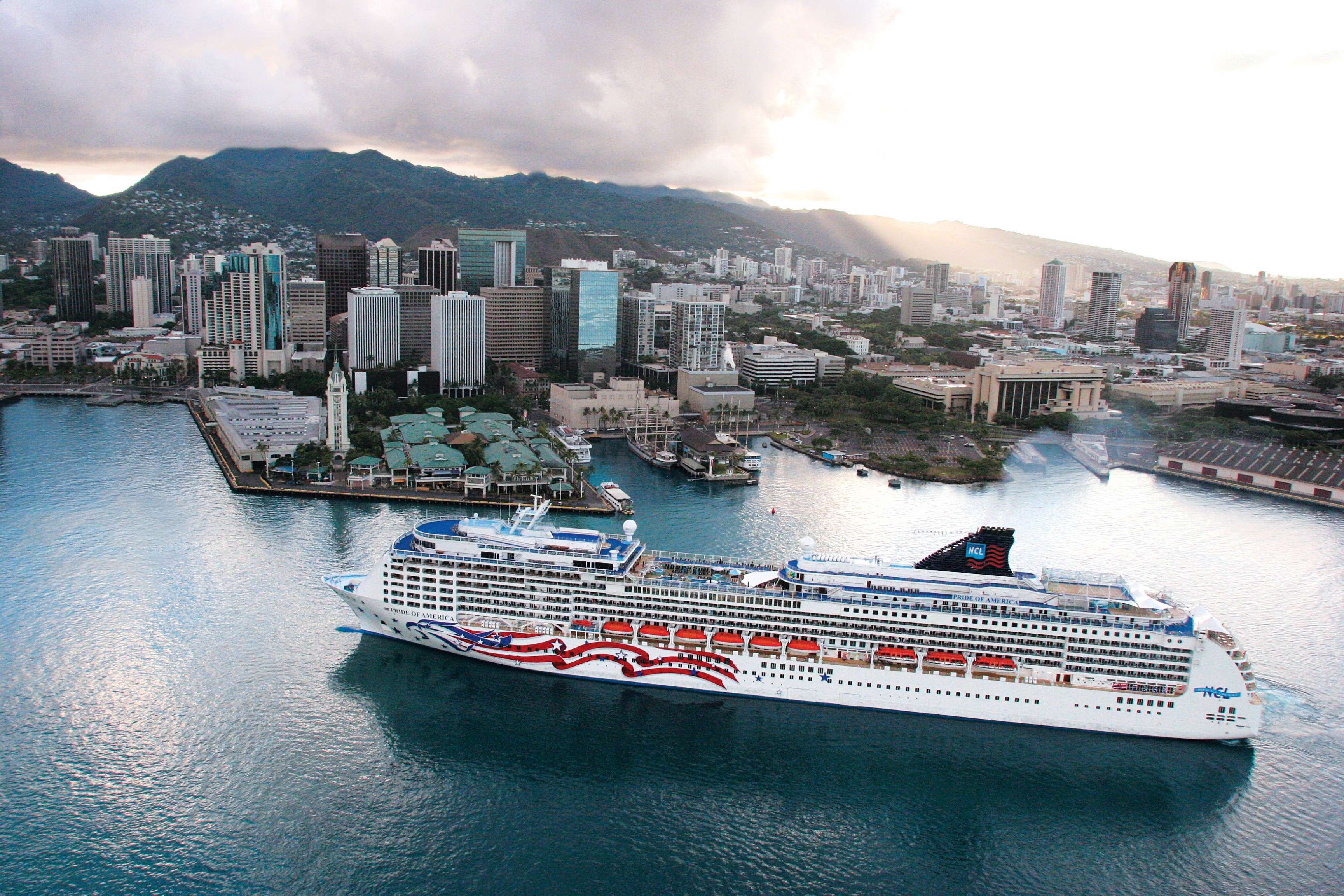 Crucero Pride of America de NCL en puerto de Hawai