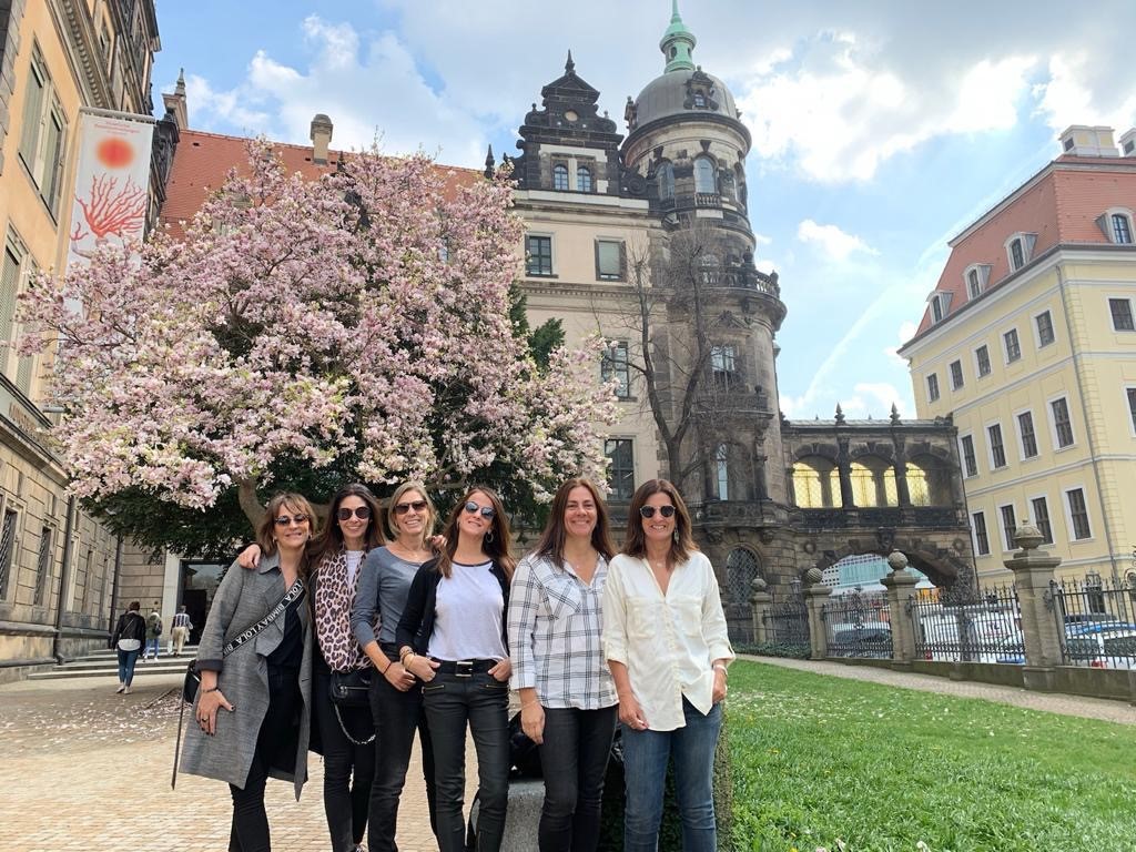 Grupo de viajeras en Dresde, Alemania