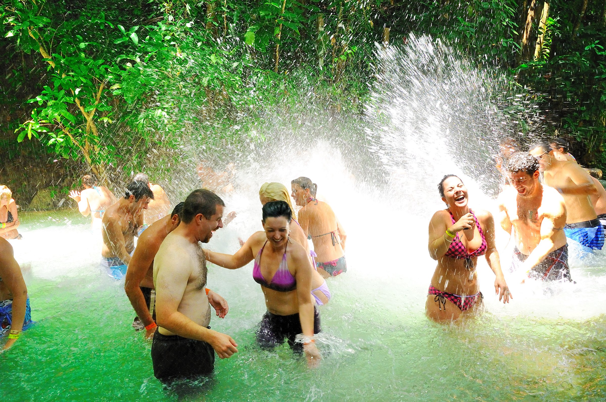 Gente bañándose en Dunn’s River Falls en Jamaica