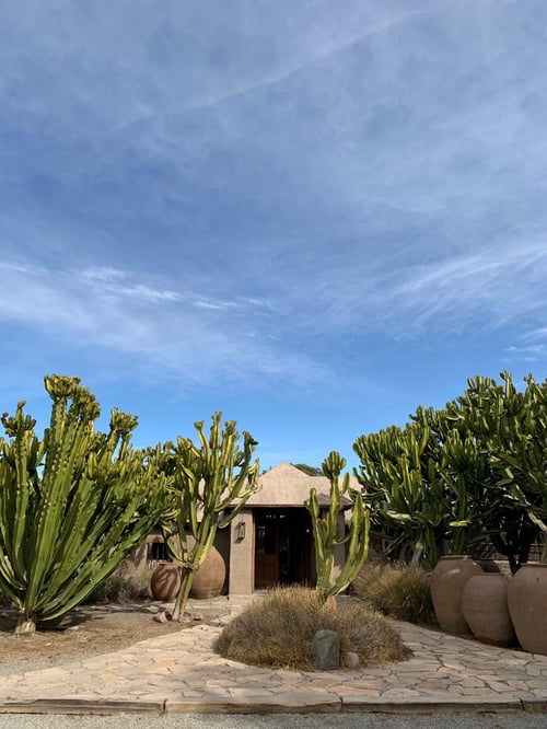 Entrada al Hotel Wara en el desierto de Atacama