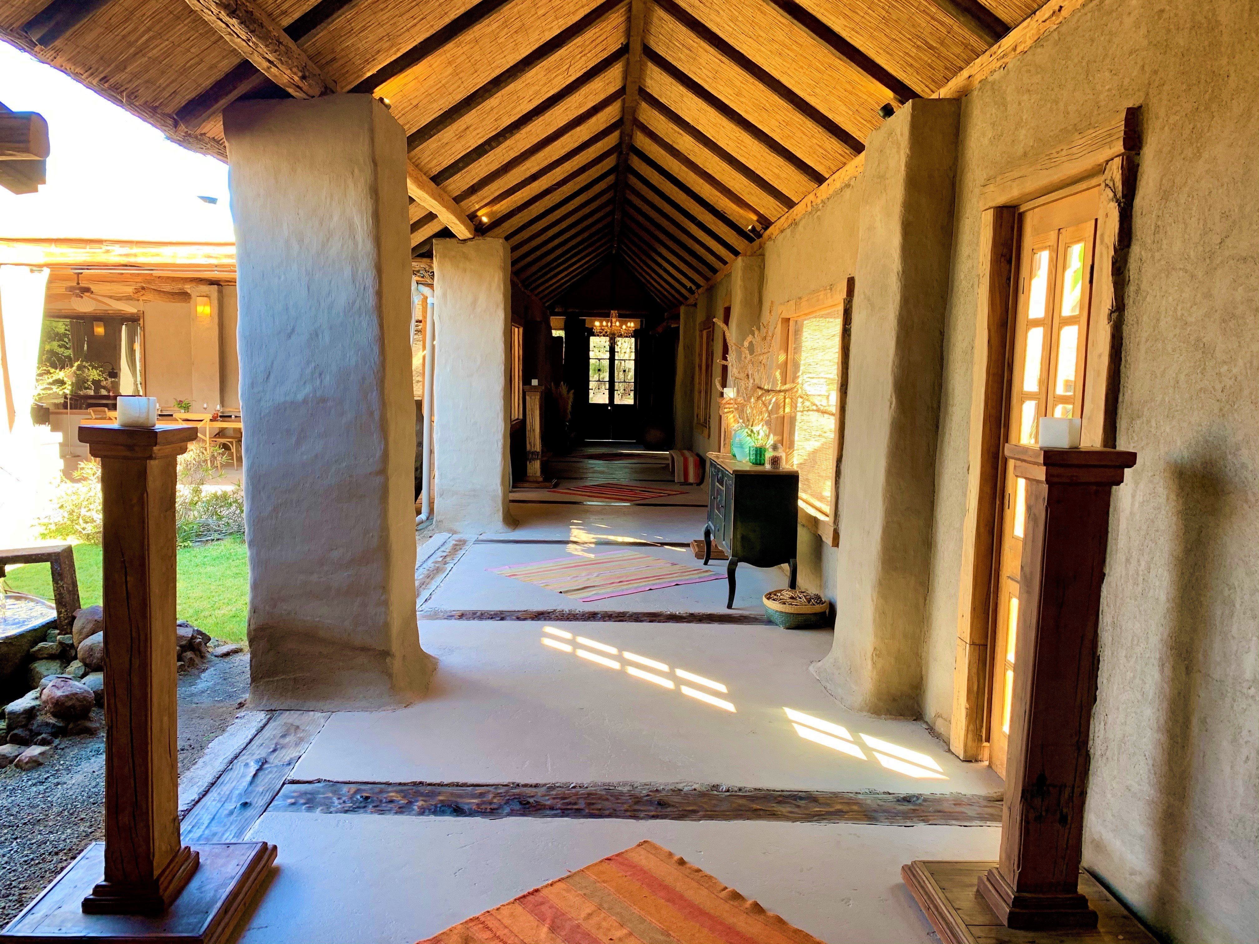 Entrada al Hotel Wara, ubicado en el desierto de Atacama