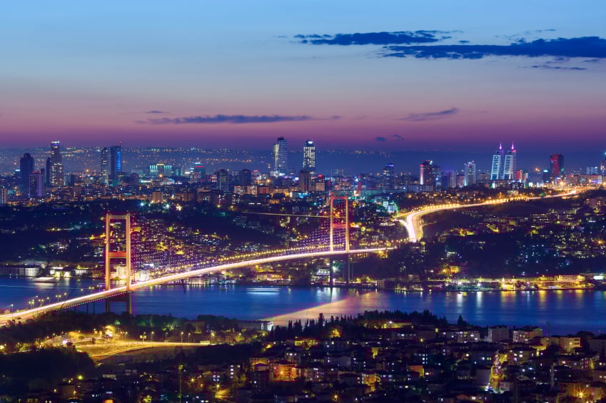 Estrecho del Bósforo de noche en Estambul, Turquía