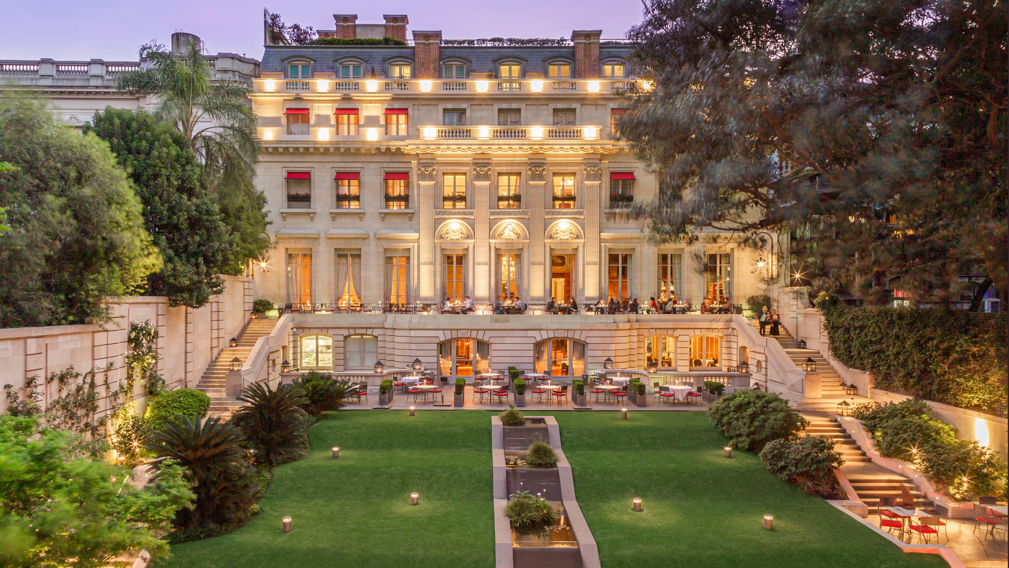 Fachada de jardines de noche en Palacio Duhau, hotel en Buenos Aires-1