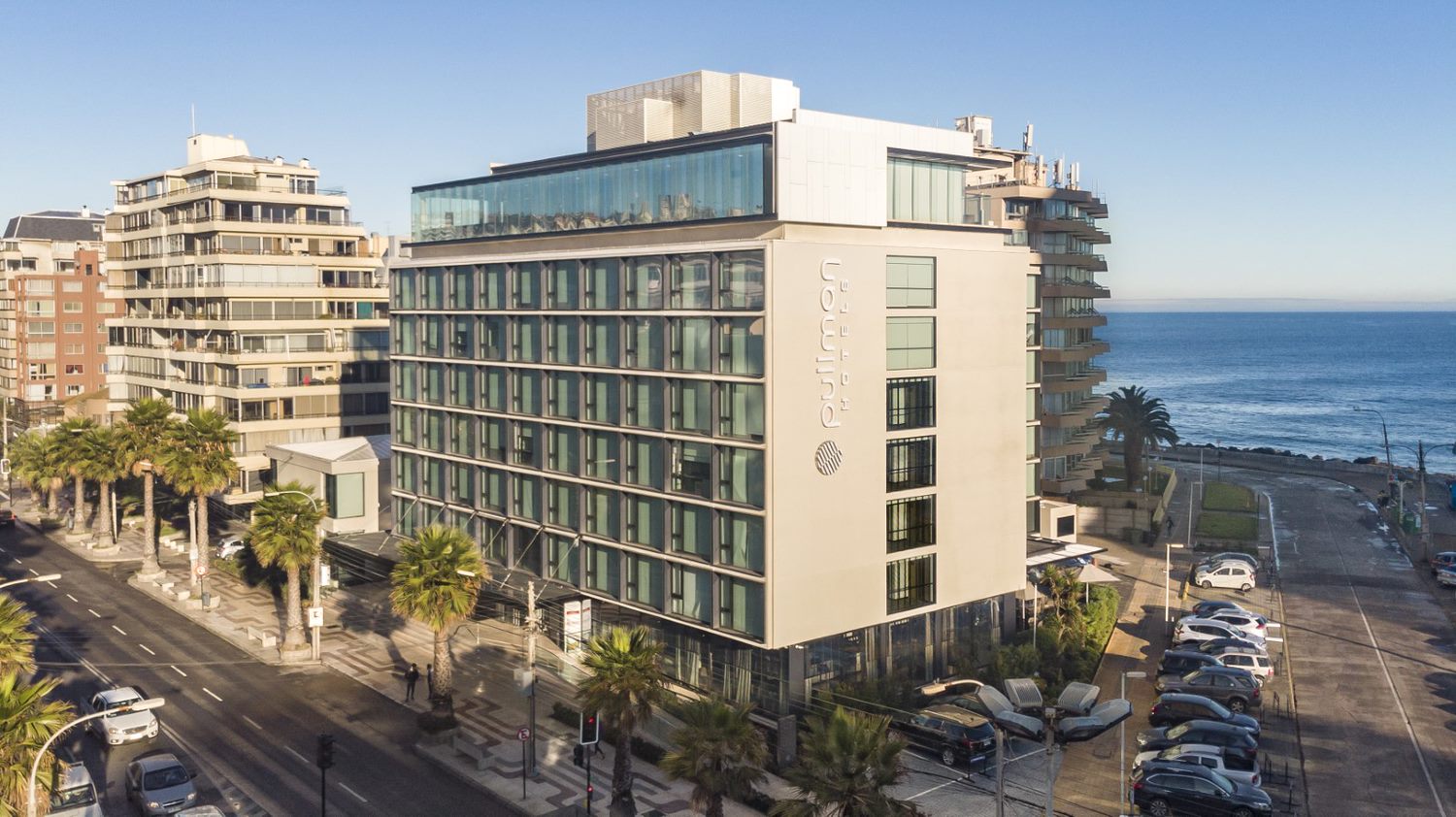 Fachada del Hotel Pullman Viña del Mar con el mar de fondo