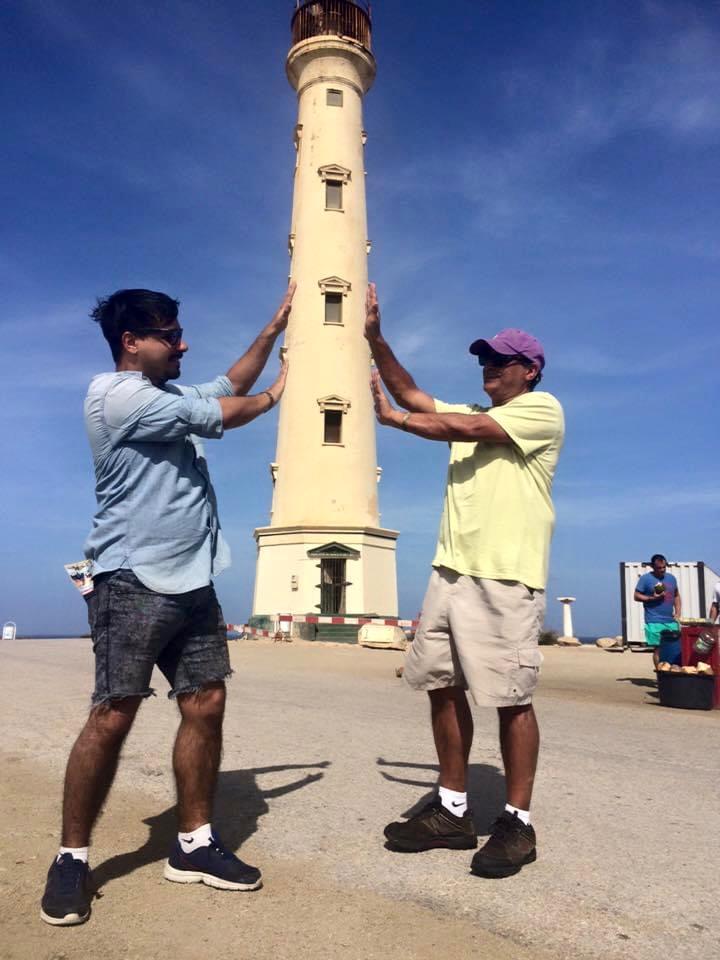 Par de hombres en Faro de California en Aruba