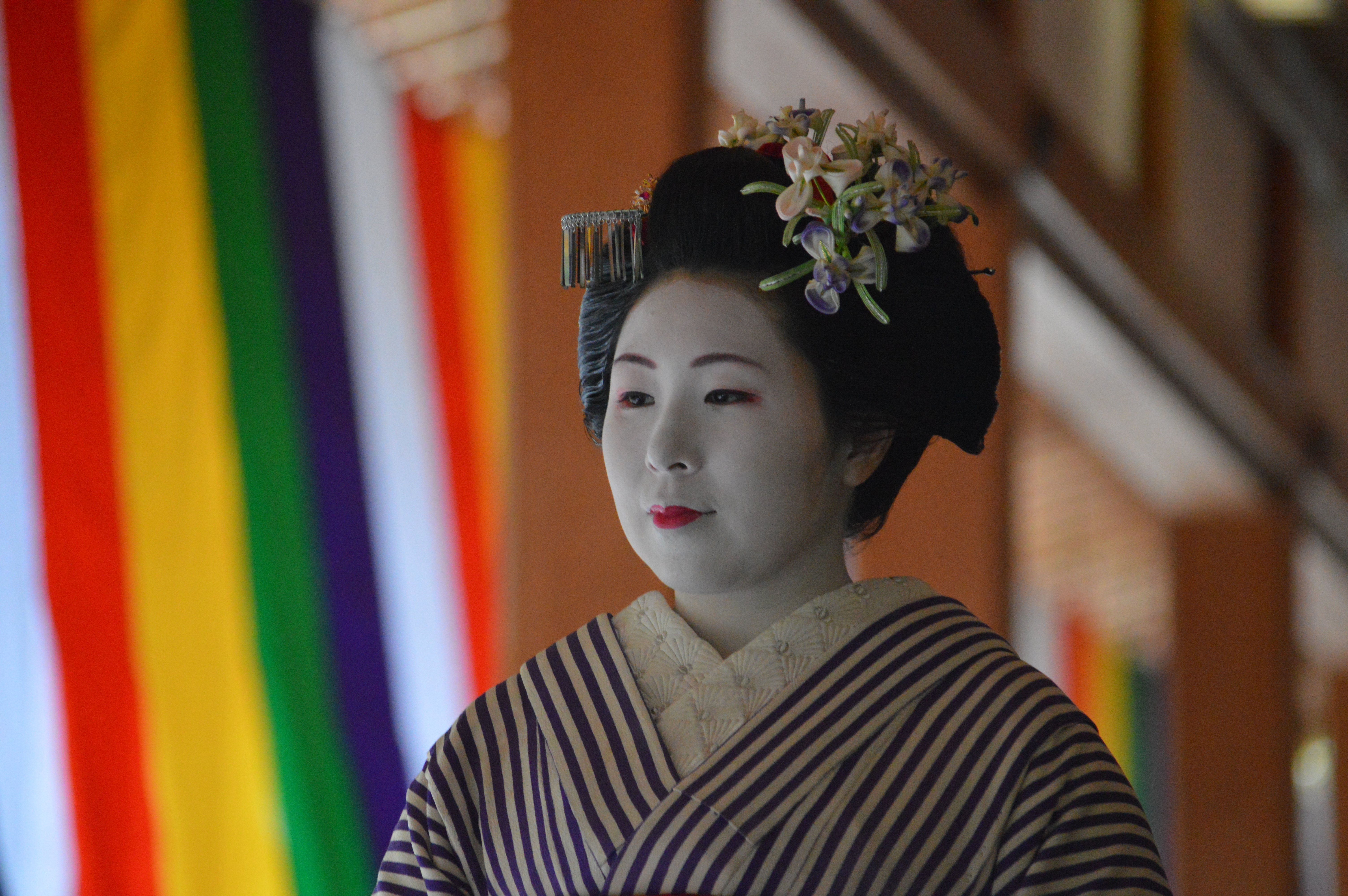 Geisha con traje típico y maquillaje en Kioto, Japón