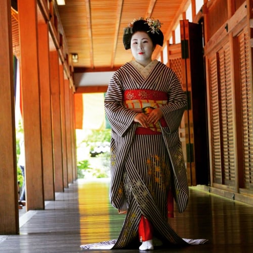 Geisha con traje típico en Kioto, Japón