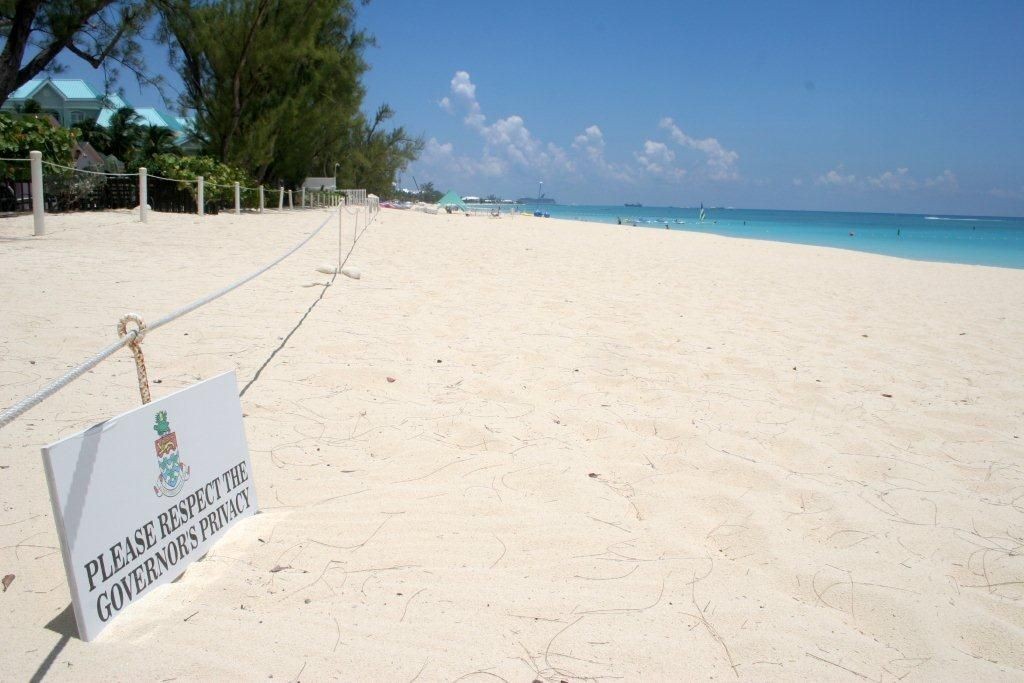 Playa Governor's Beach sin gente en Islas Caimán