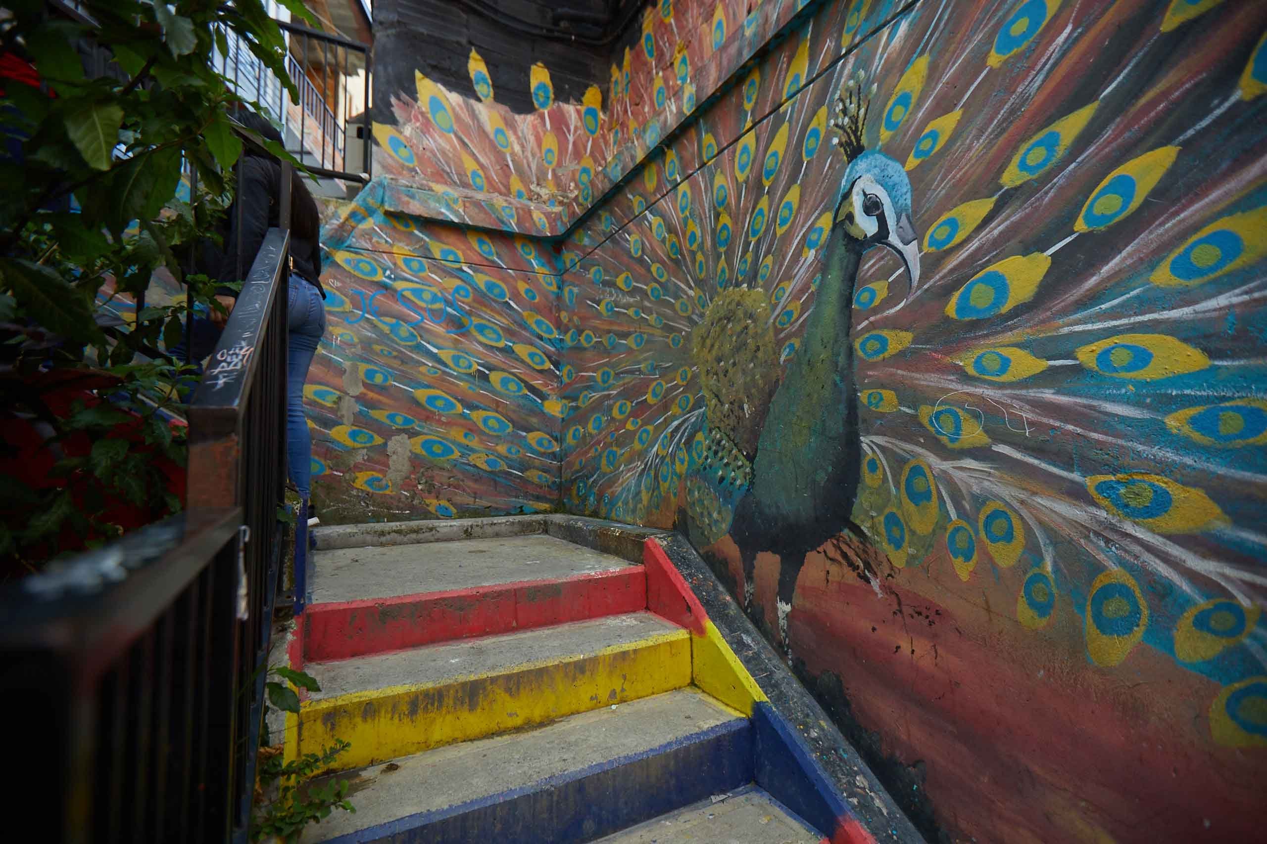 Graffitis en Comuna 13 en qué hacer en Medellín, viaje a Colombia