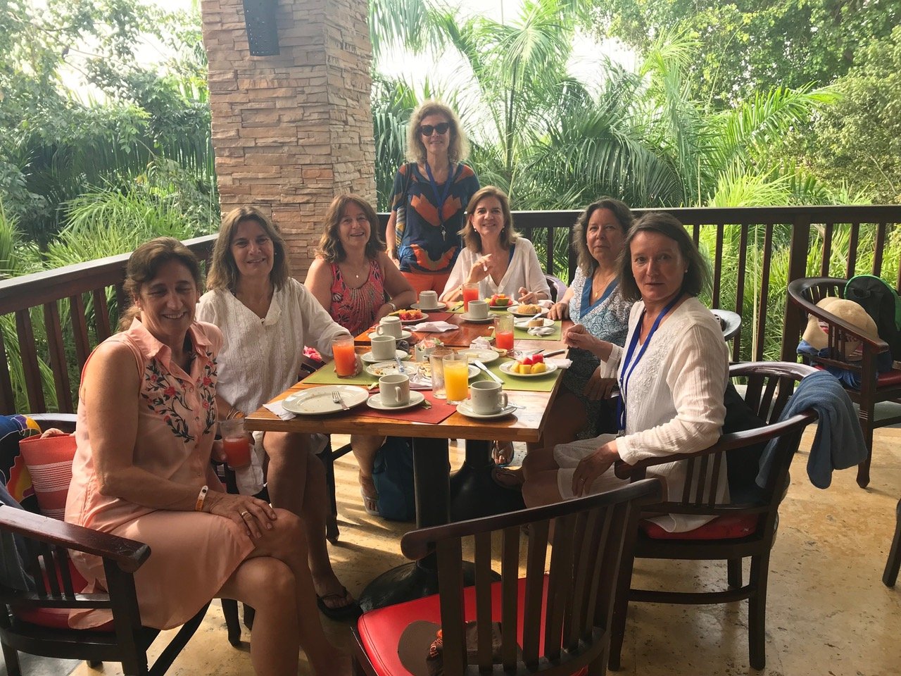 Grupo de amigas tomando desayuno en Barú, Colombia