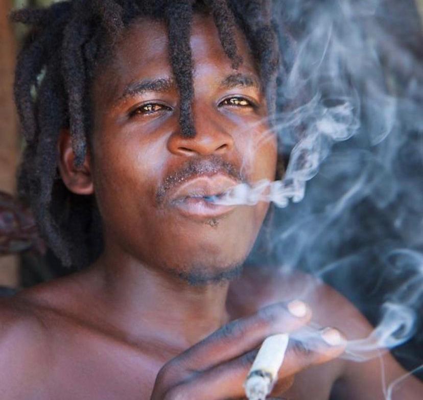 Hombre Rastafari fumando en Jamaica