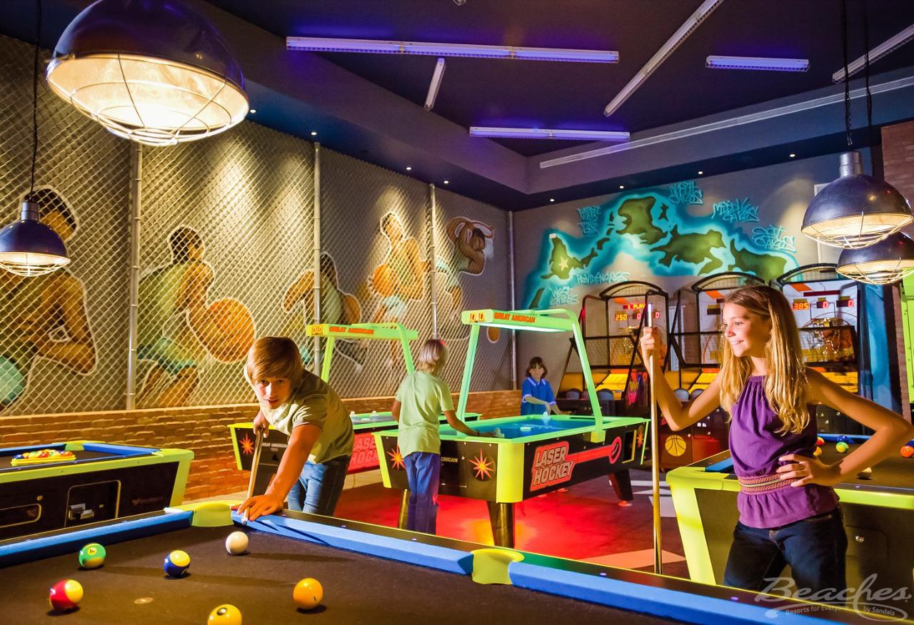 Niños jugando en sala de juegos del Hotel Beaches en Jamaica