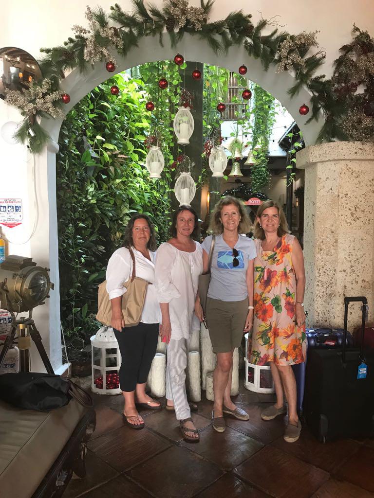 Amigas en entrada de hotel en Cartagena de Indias, Colombia