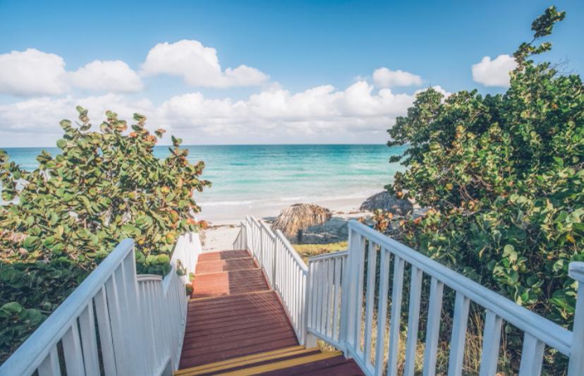 Escaleras y mar en el hotel Iberostar Cayo Ensenachos en Cuba