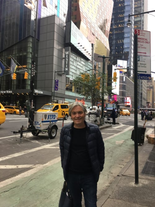 Manuel Santelices posando en Nueva York