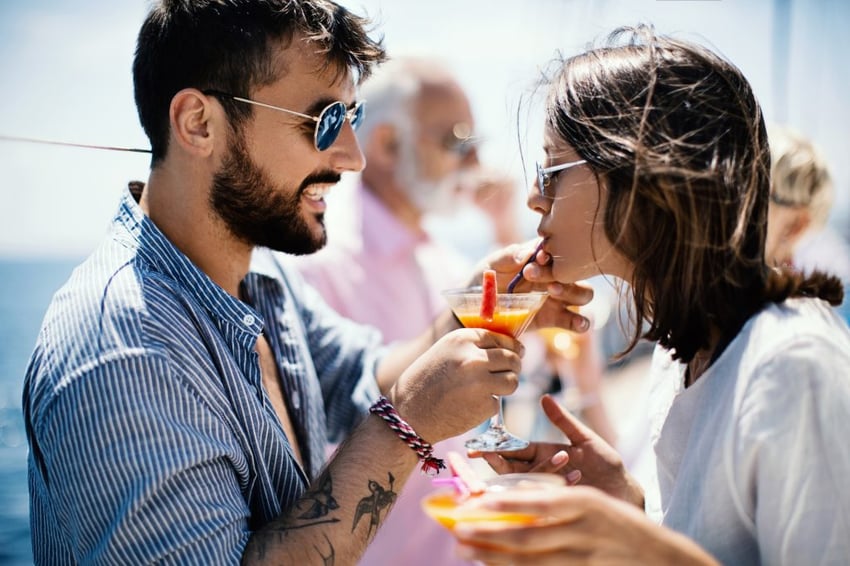 Pareja bebiendo en un crucero