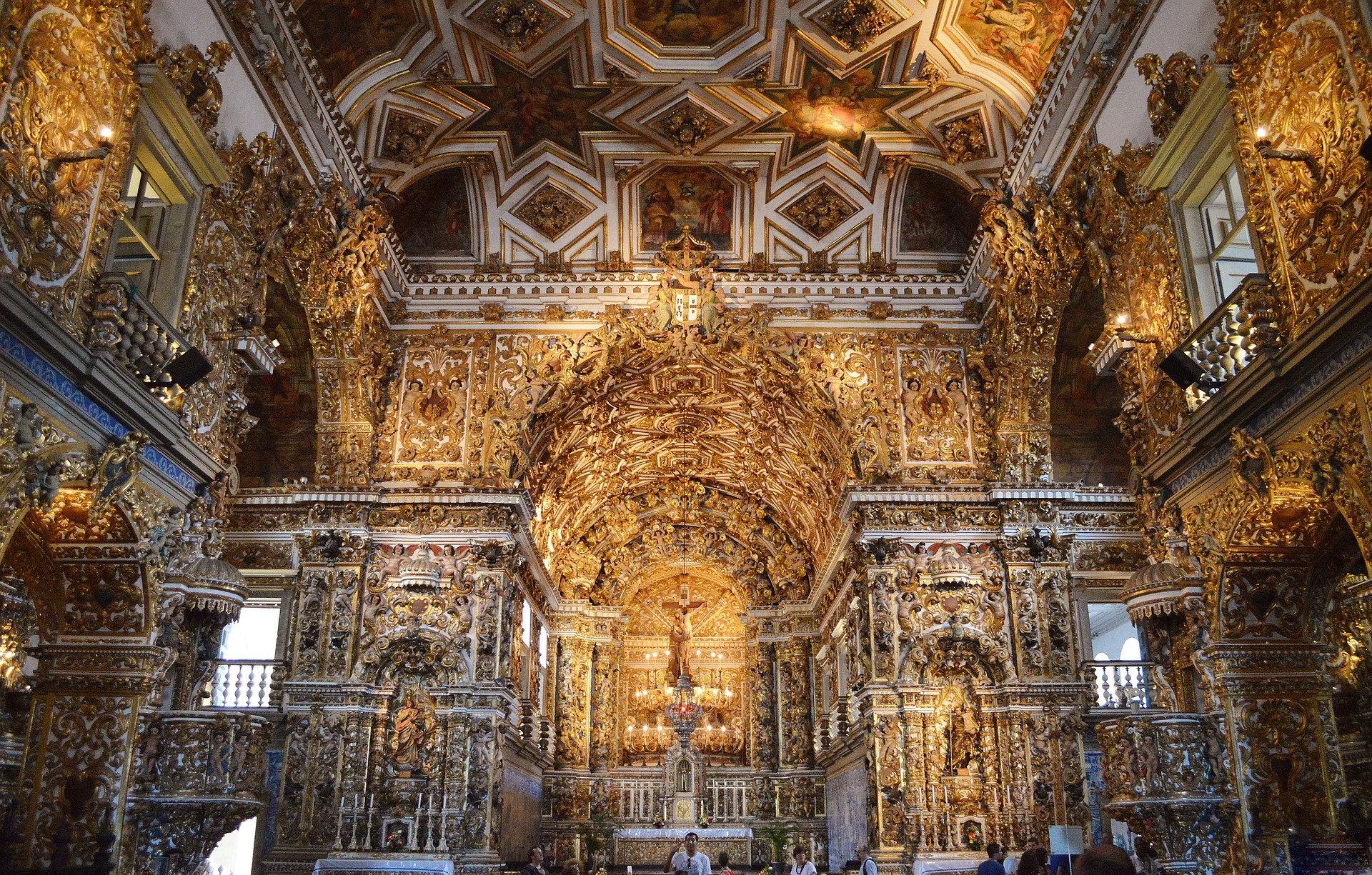 Interior de una iglesia en Salvador de Bahía, viaje a Brasil