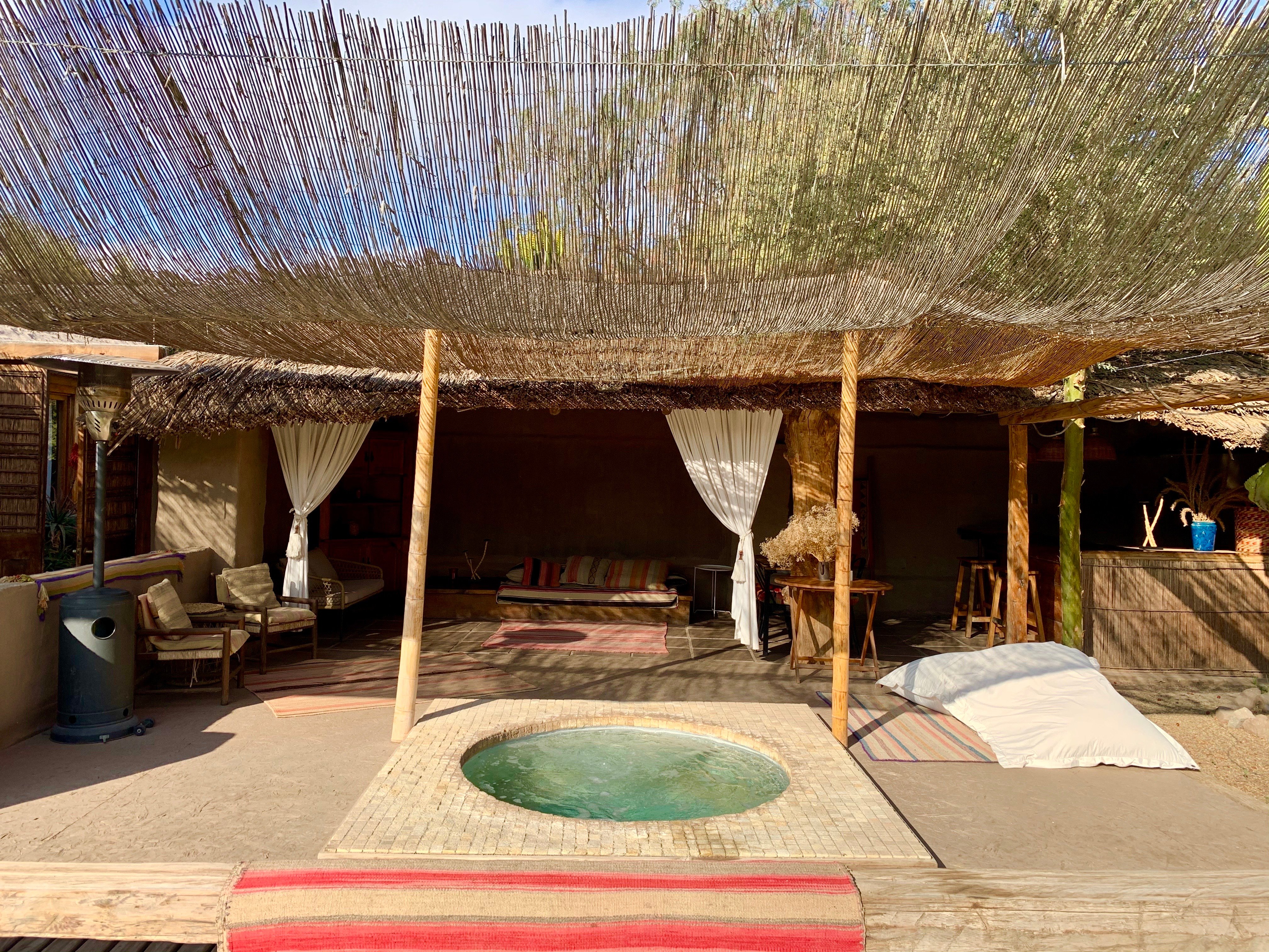 Jacuzzi exterior en el hotel Wara en el desierto de Atacama