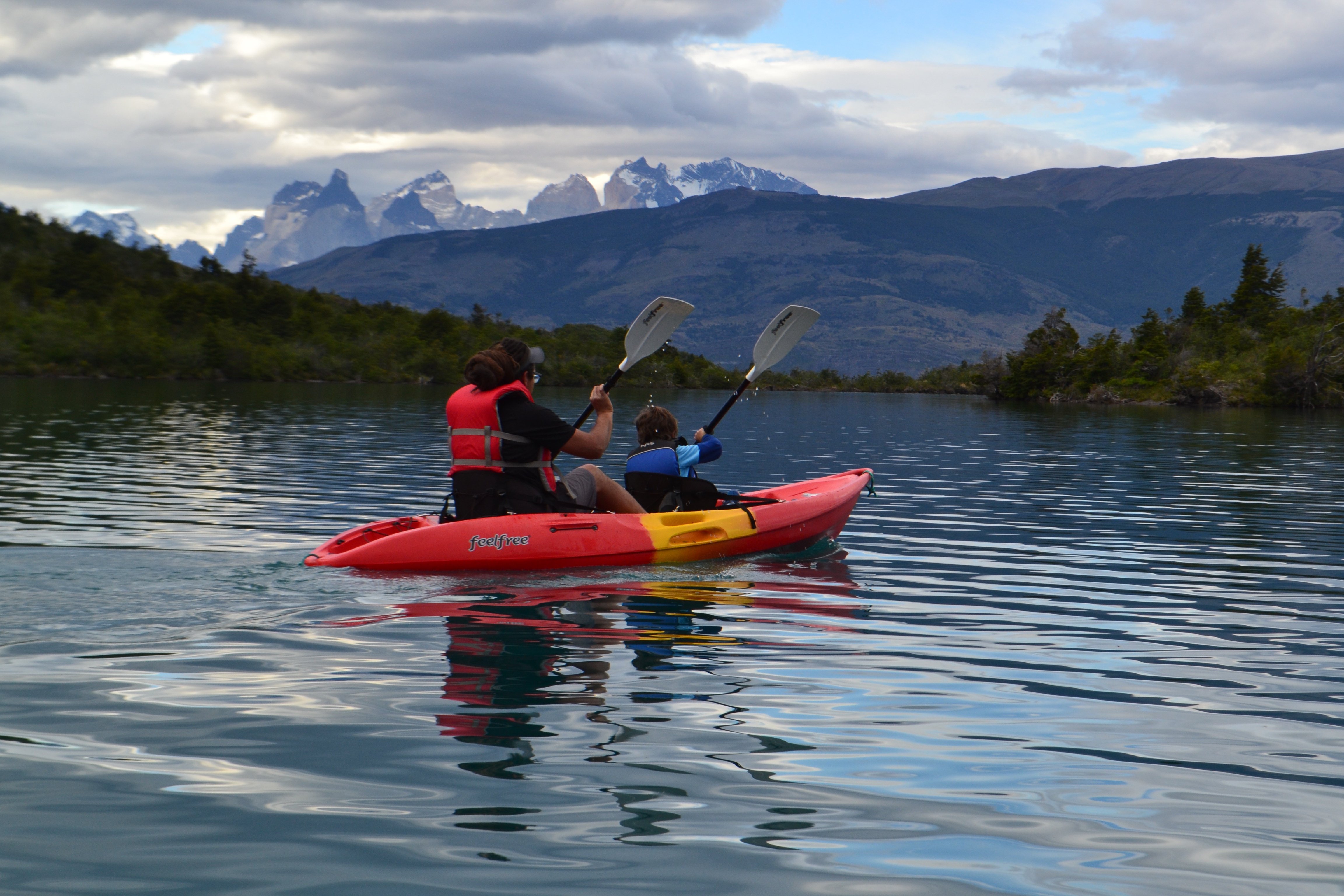 Kayak en lago Toro con Patagonia Camp, hotel en Torres del Paine
