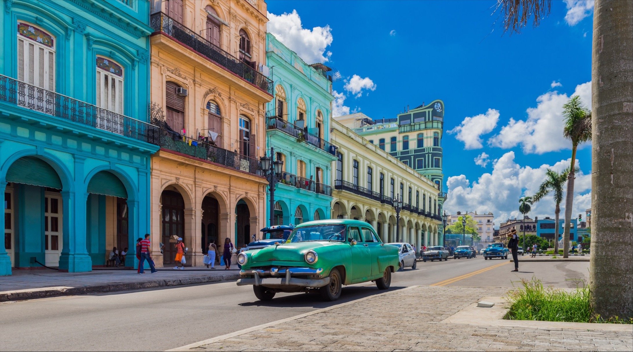 La Habana Vieja en Cuba con un auto de época en la calle