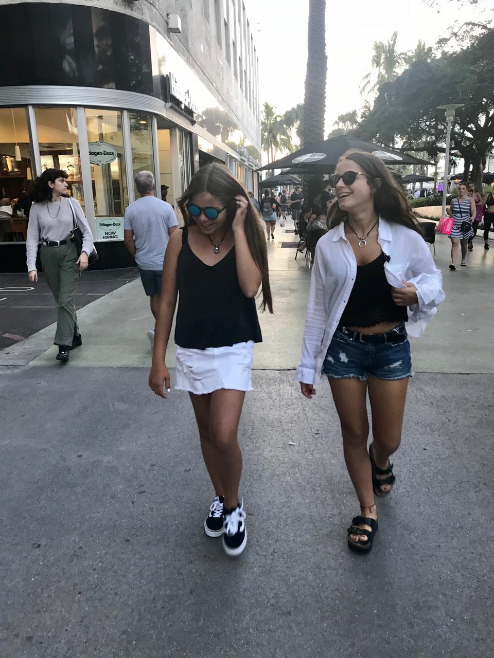 Dos mujeres paseando por Lincoln Road en Miami