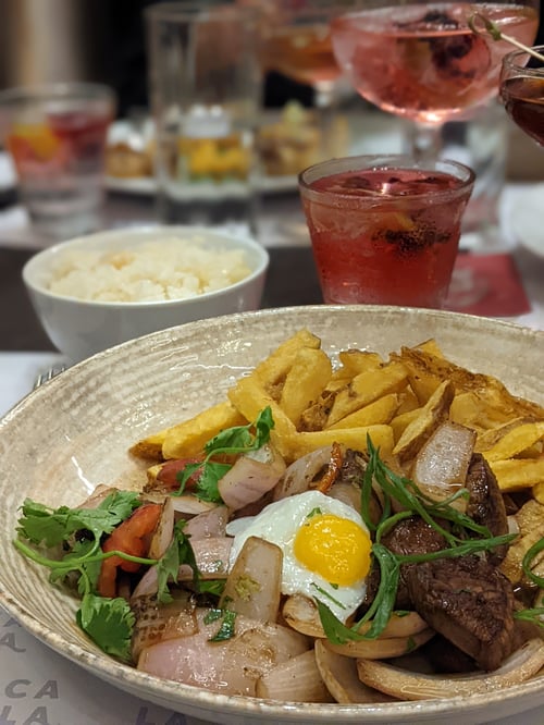 Lomo saltado en restaurante Cala en Lima, viaje a Perú