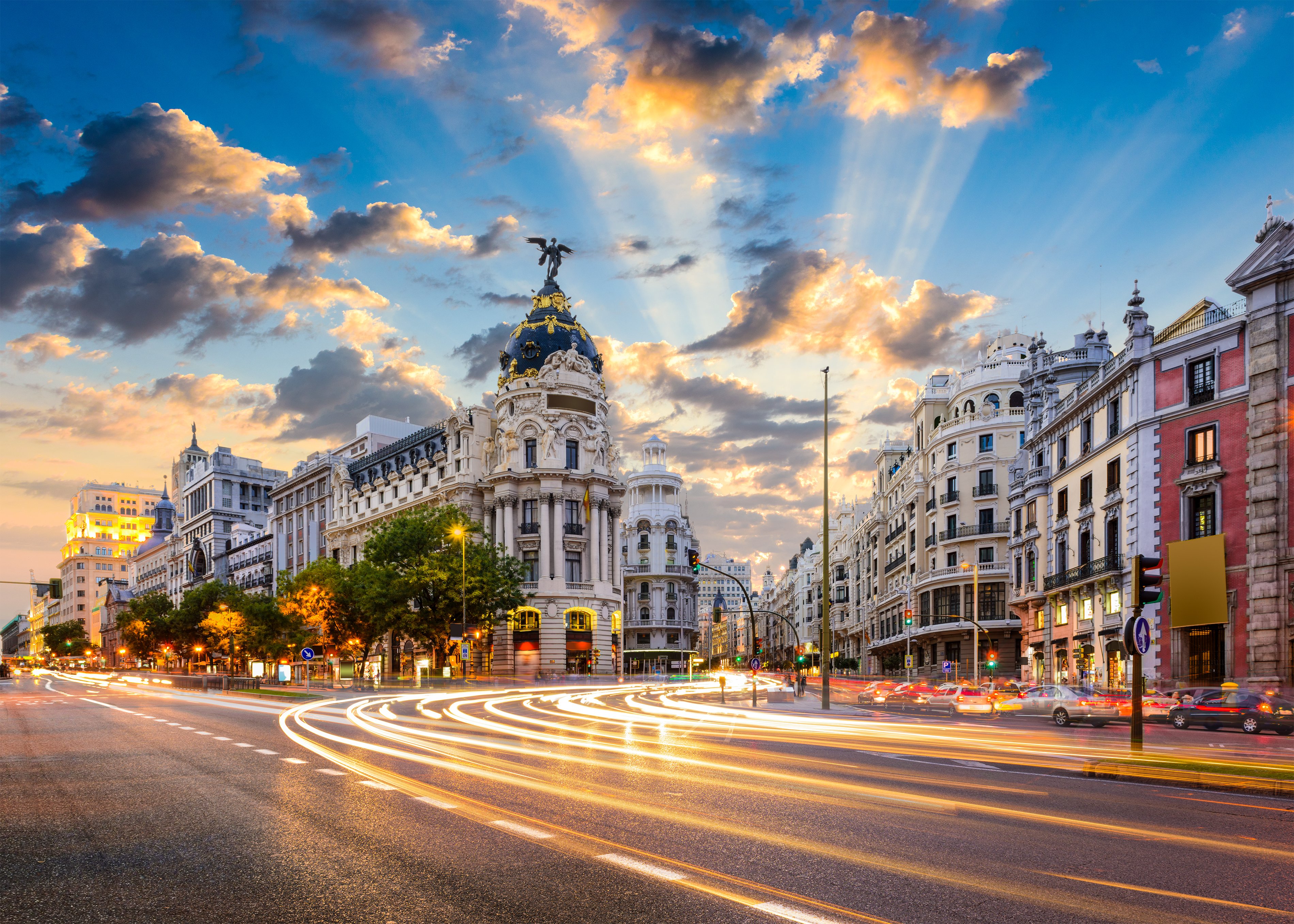 Atardecer en las calles de Madrid, España